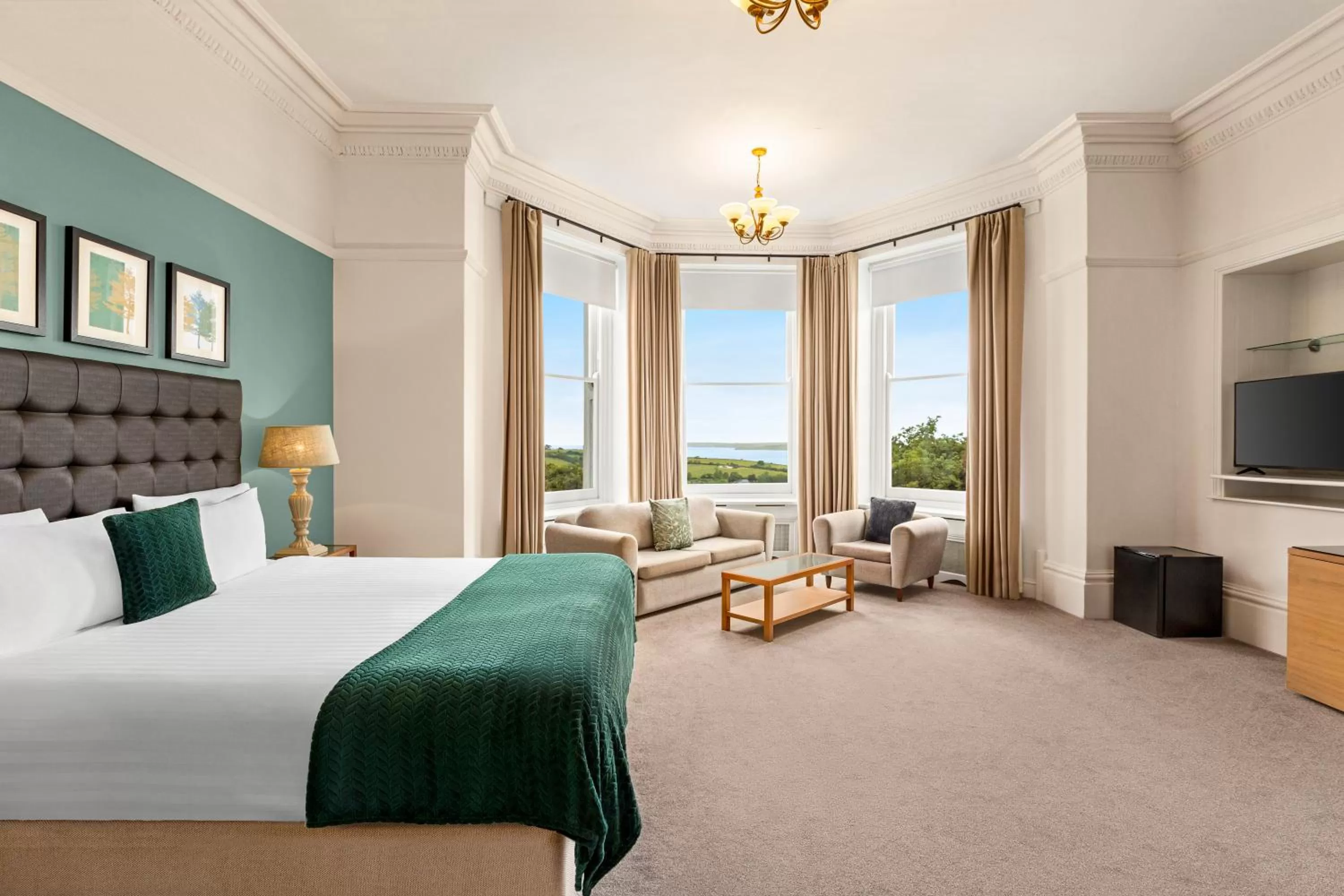 Bed in Trenython Manor Resort