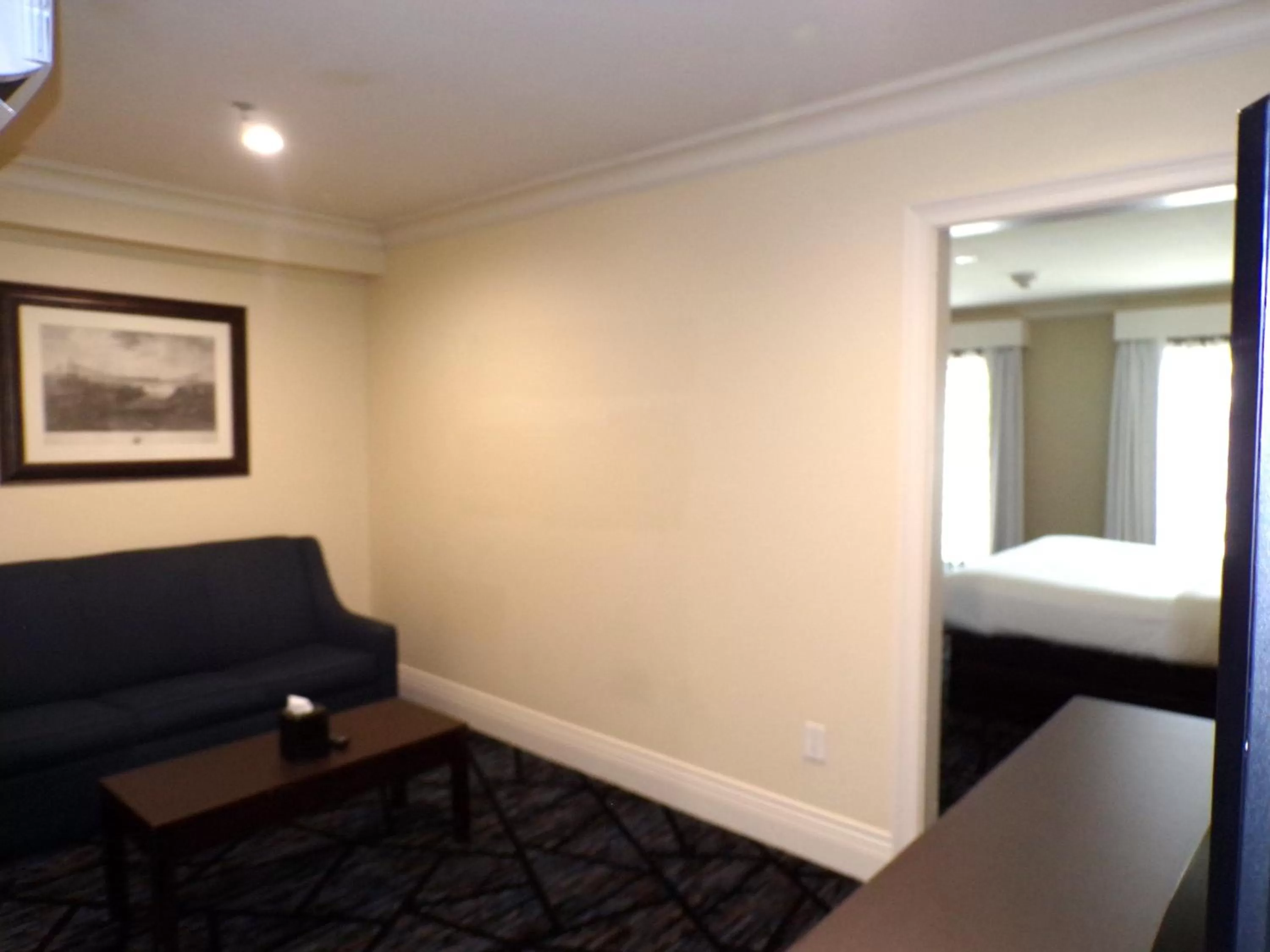 Bed in Niagara Crossing Hotel and Spa