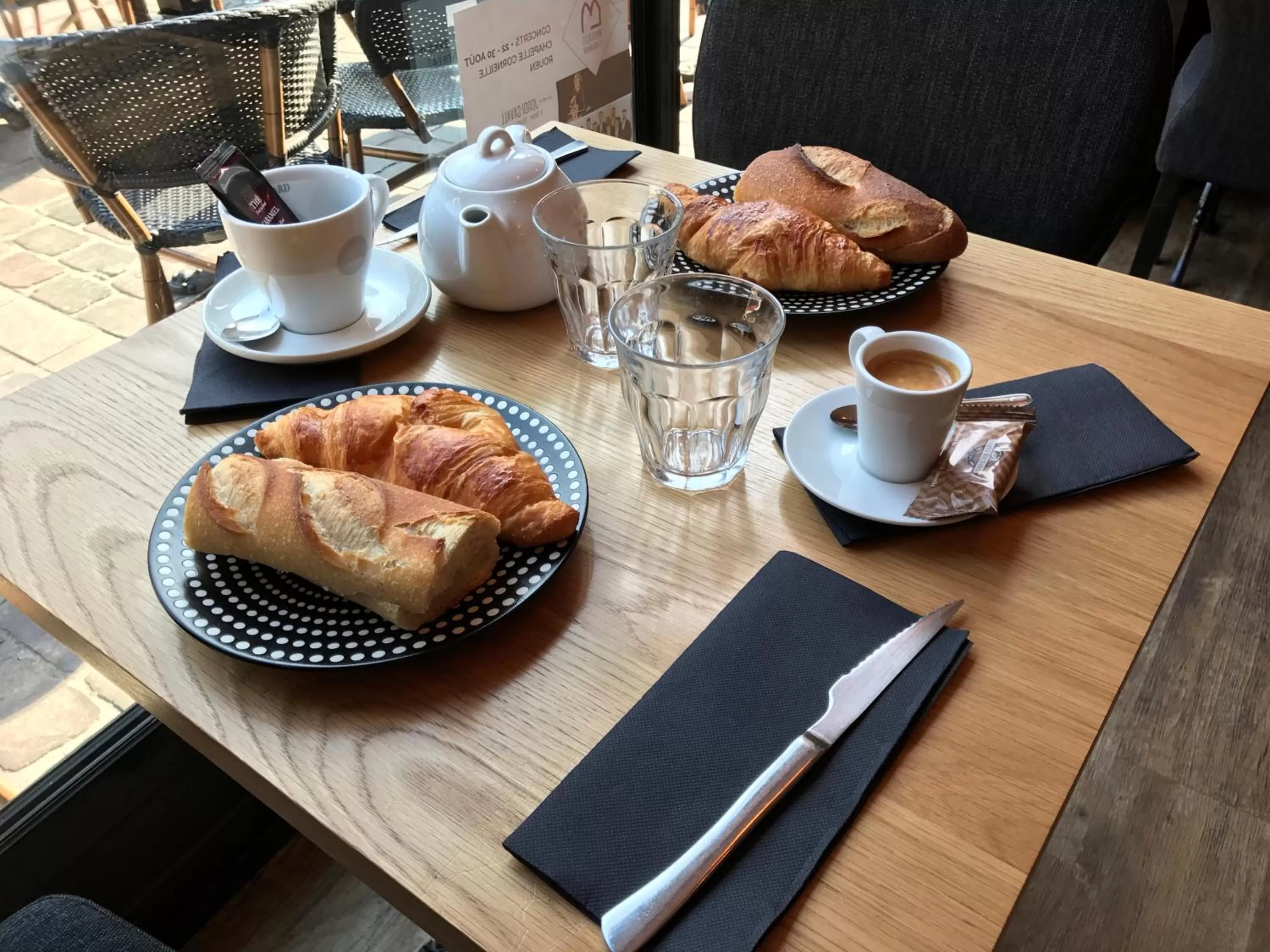 Food and drinks in Les Initiés