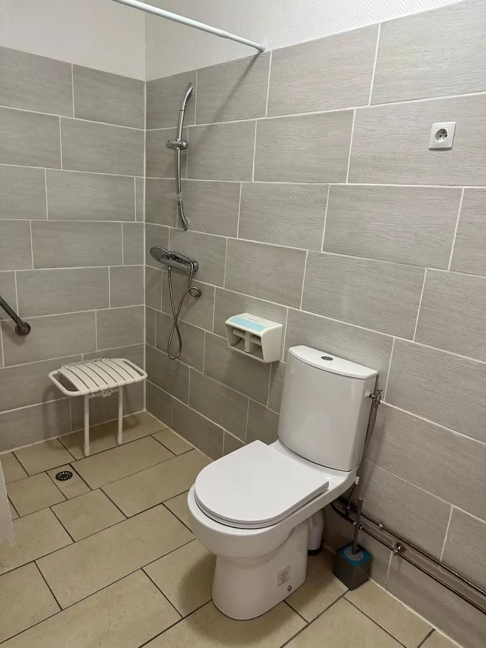 Bathroom in Chez LOUISETTE chambre