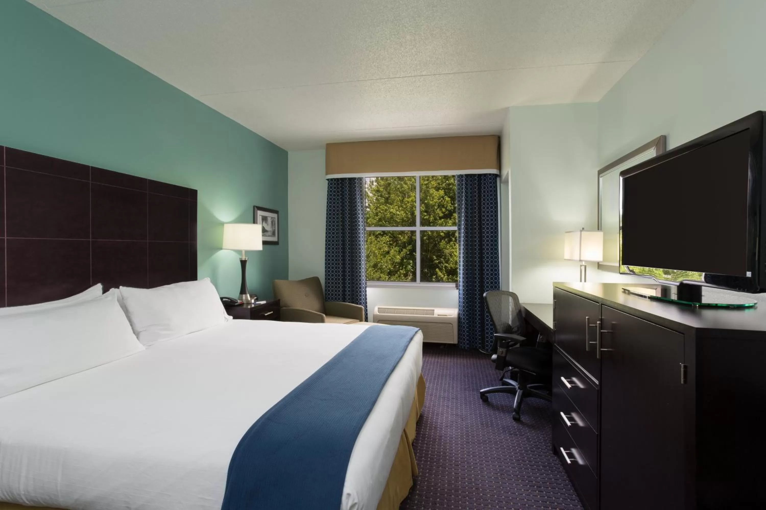 Photo of the whole room, Bed in Holiday Inn Express & Suites Plant City by IHG