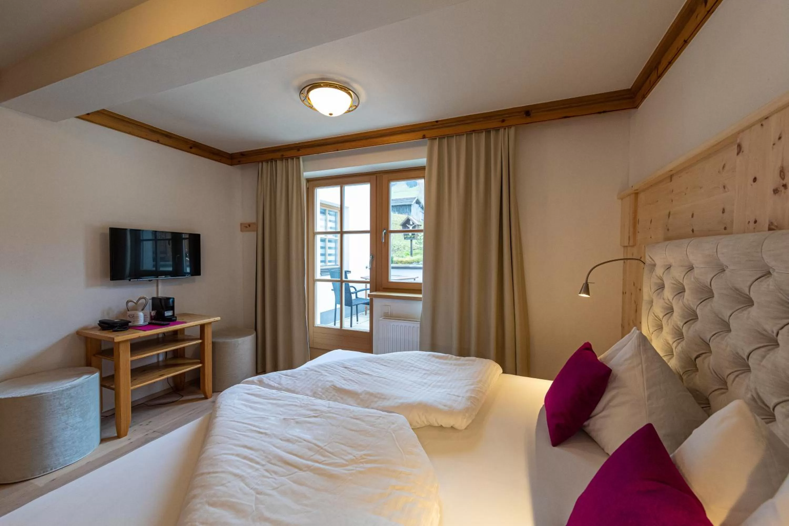 Bed in Hotel und Alpen Apartments mit Sauna - Bürglhöh
