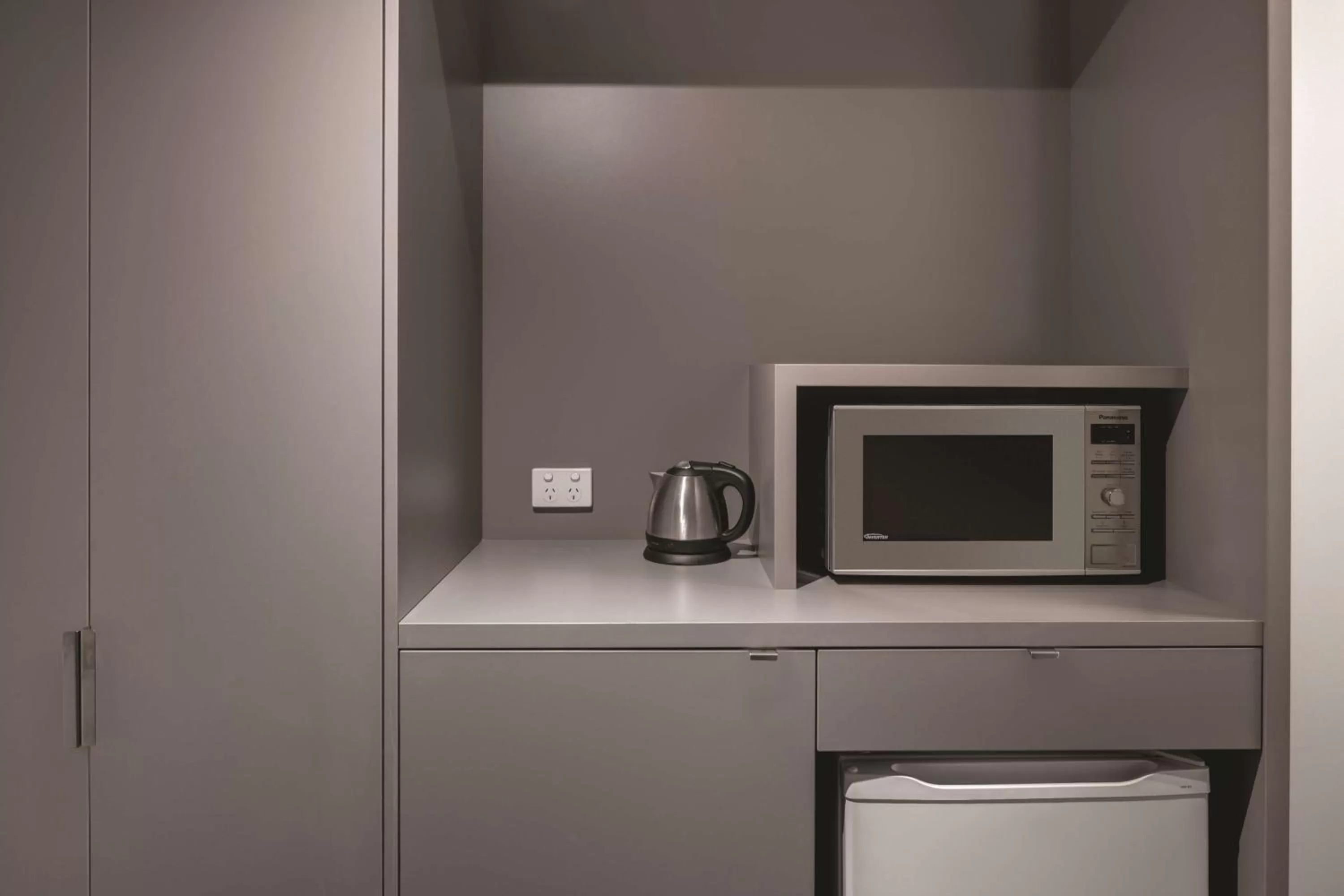 Coffee/tea facilities in Travelodge Hotel Melbourne Docklands