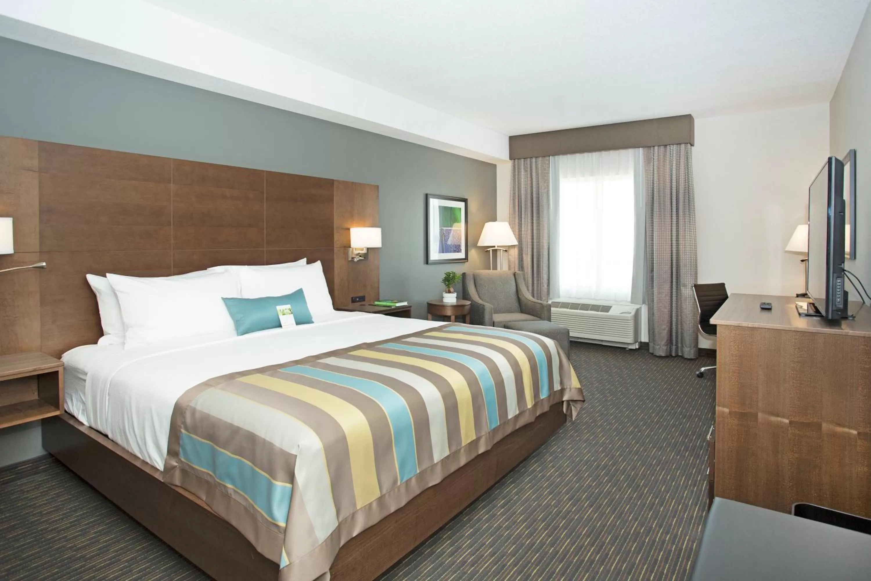 Bed in Wingate by Wyndham Calgary Airport