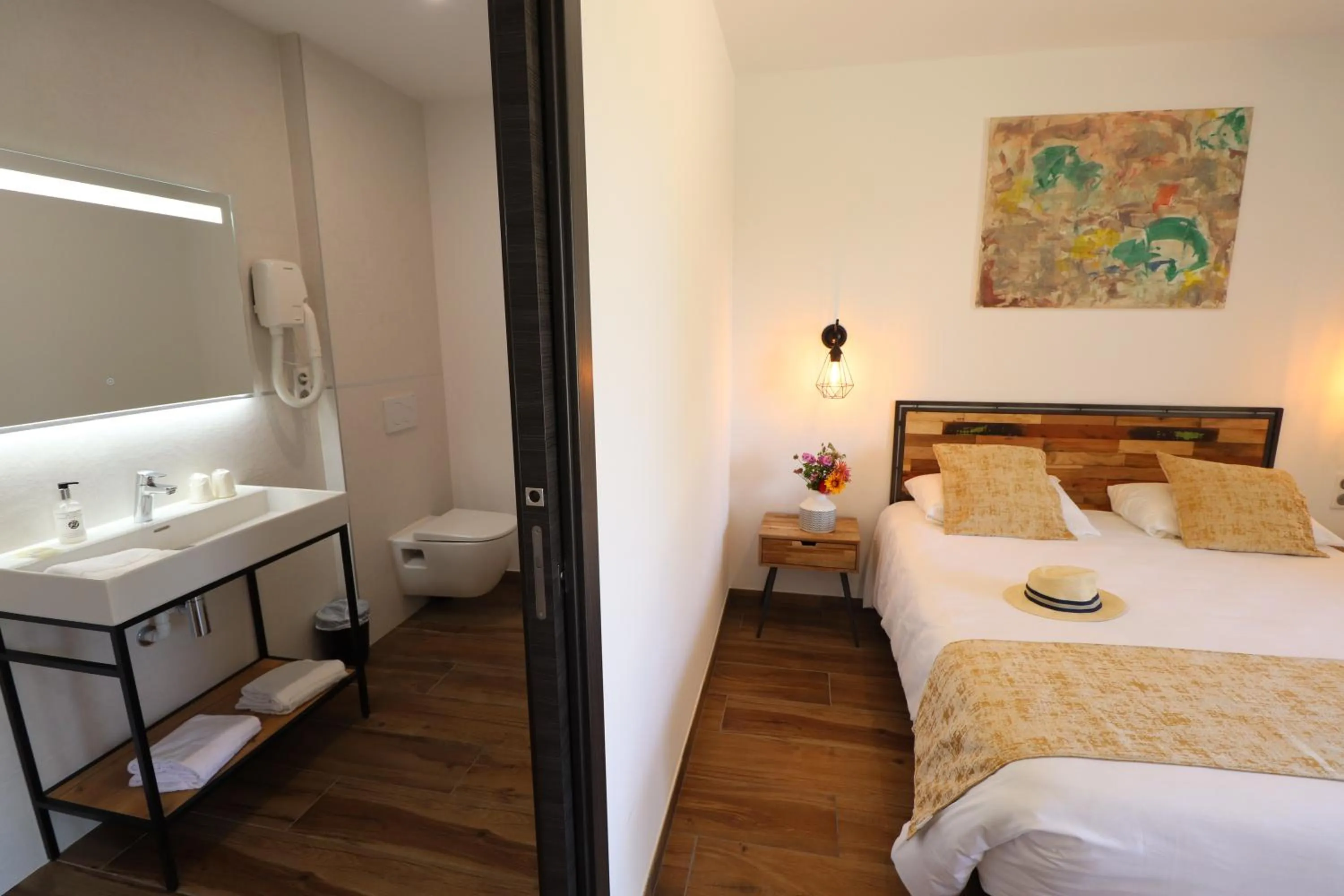 Photo of the whole room, Bed in Hôtel Padolo