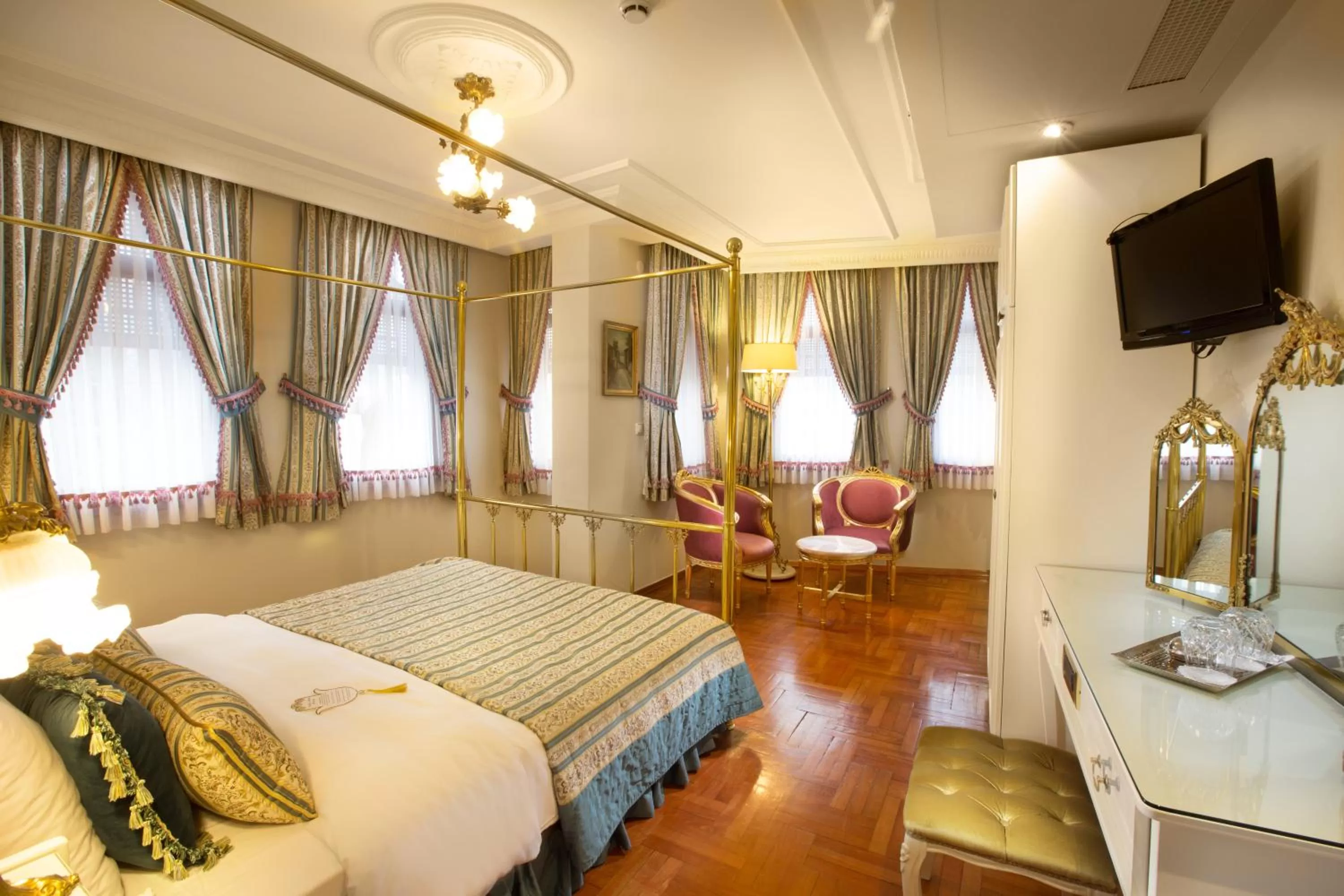 Landmark view, Bed in Valide Sultan Konagi