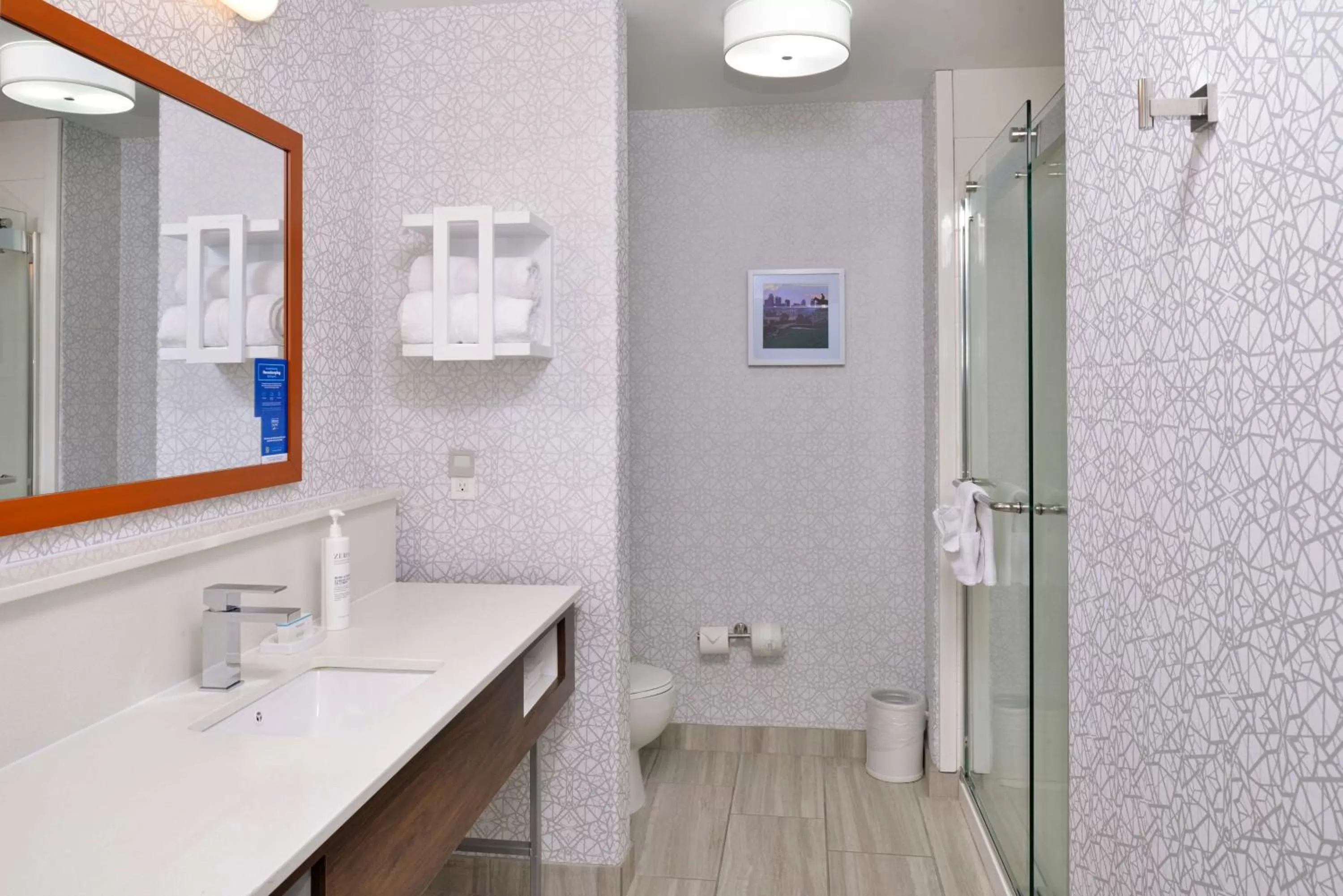 Bathroom in Hampton Inn Kansas City Northeast
