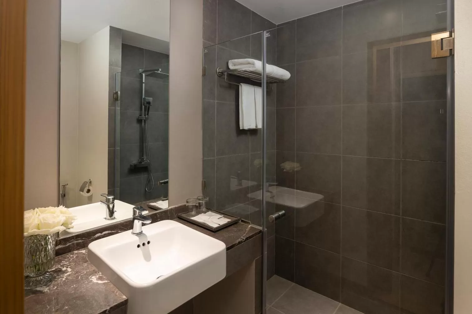 Shower in Canalis Suvarnabhumi Airport Hotel