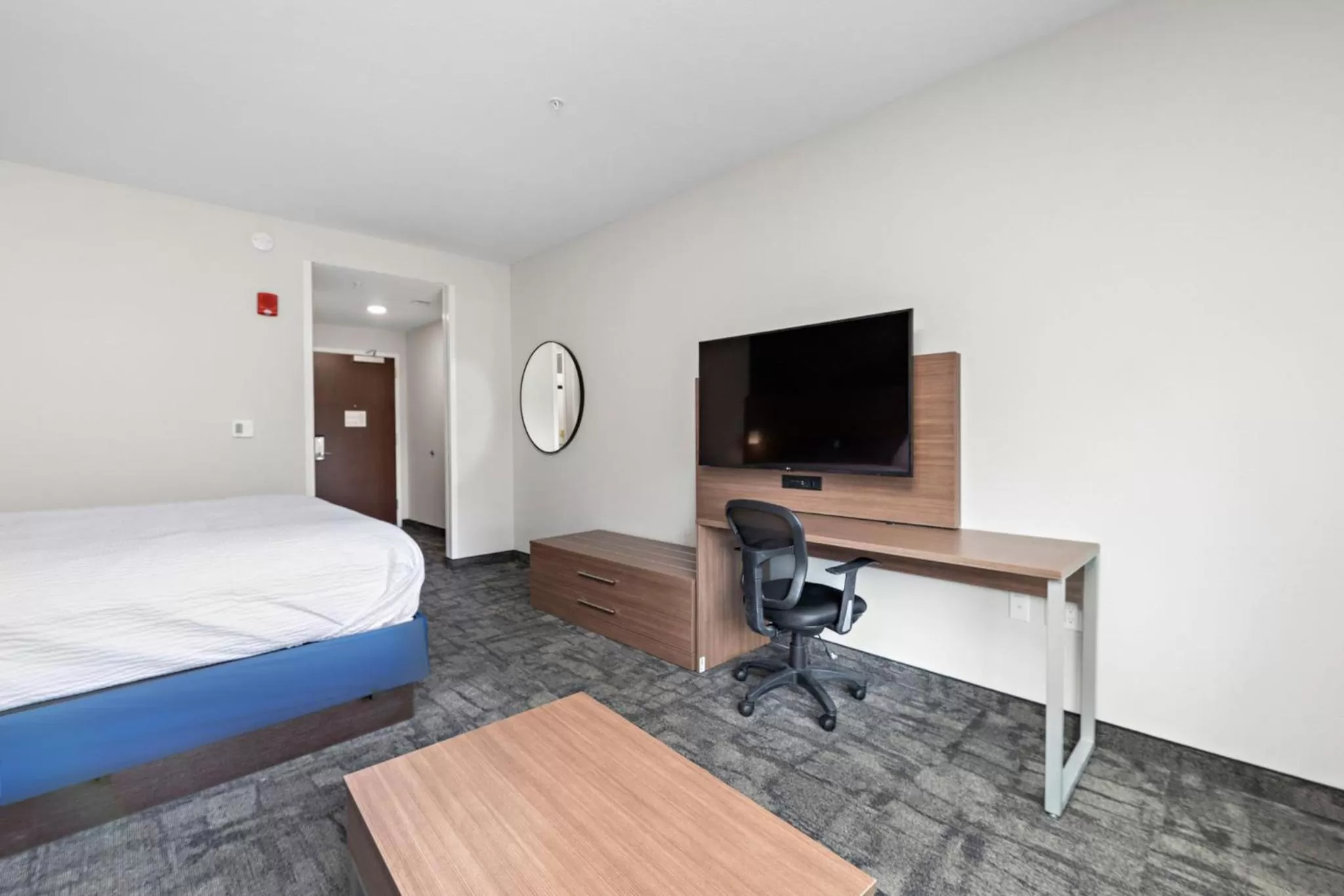 Photo of the whole room, Bed in Holiday Inn Express Kansas City North Parkville by IHG