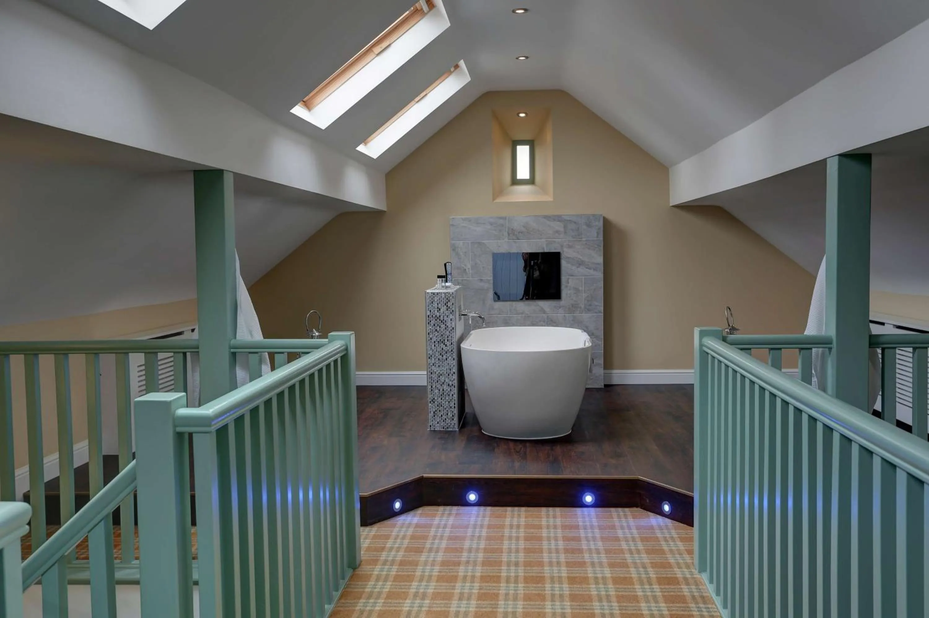 Bathroom, Bed in Rogerthorpe Manor Hotel