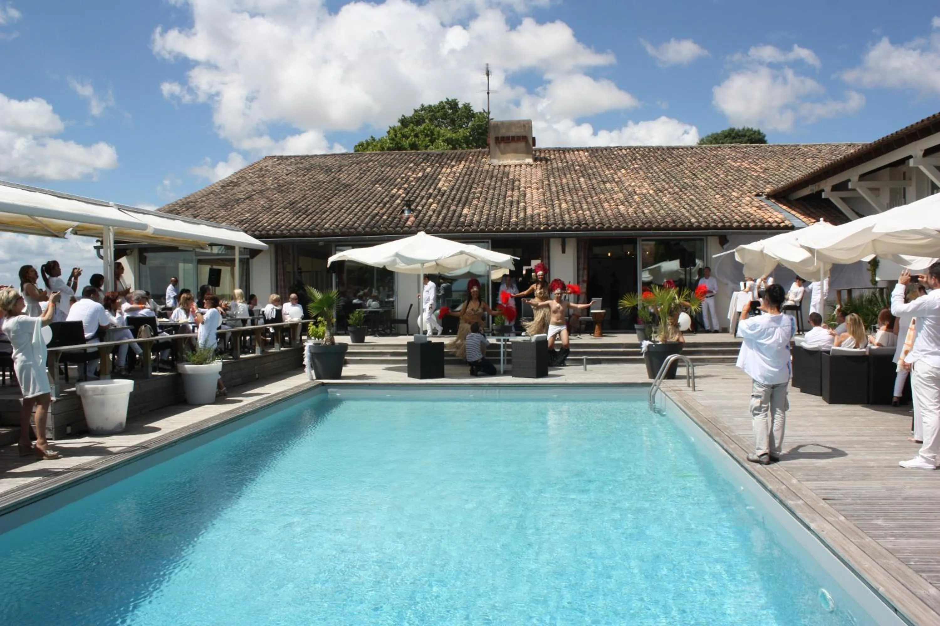 Evening entertainment in Logis Hôtel Restaurant La Citadelle