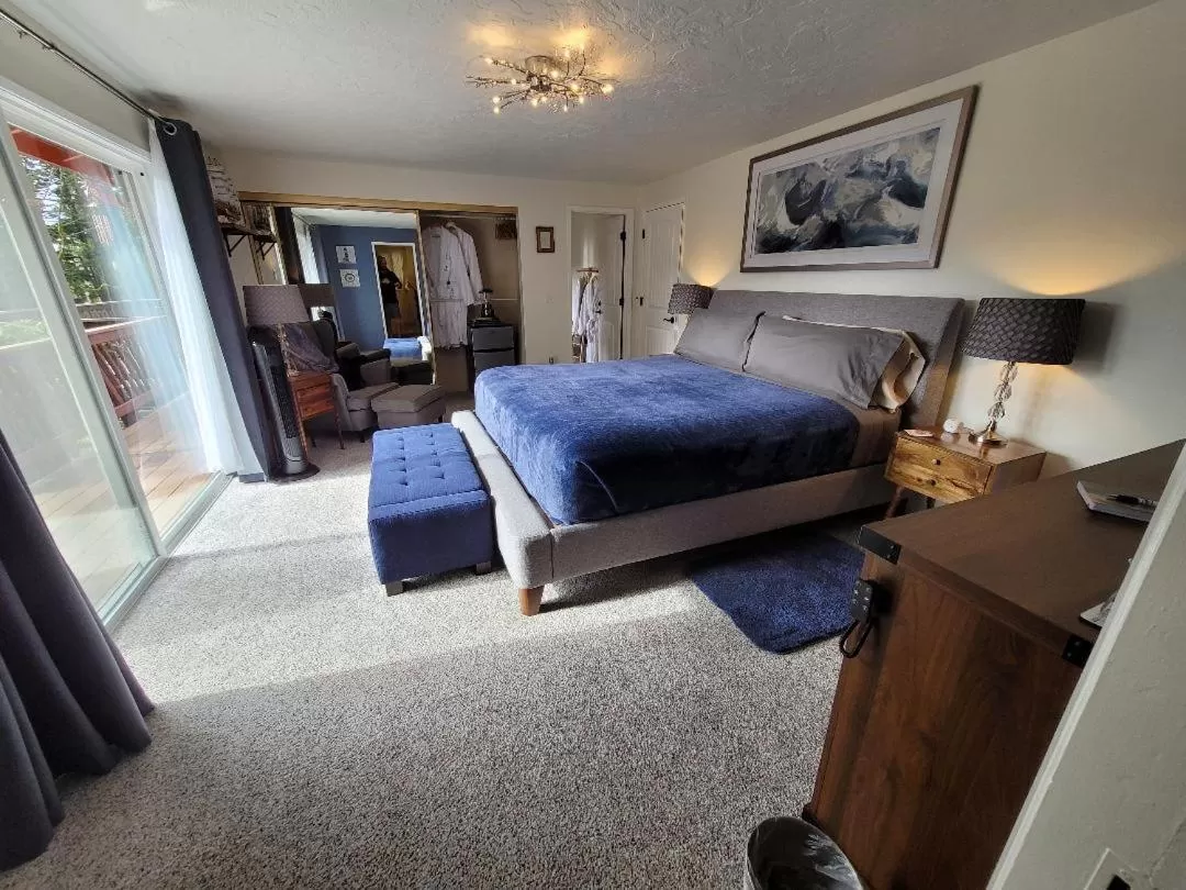 Photo of the whole room, Bed in Misty Valley Inn