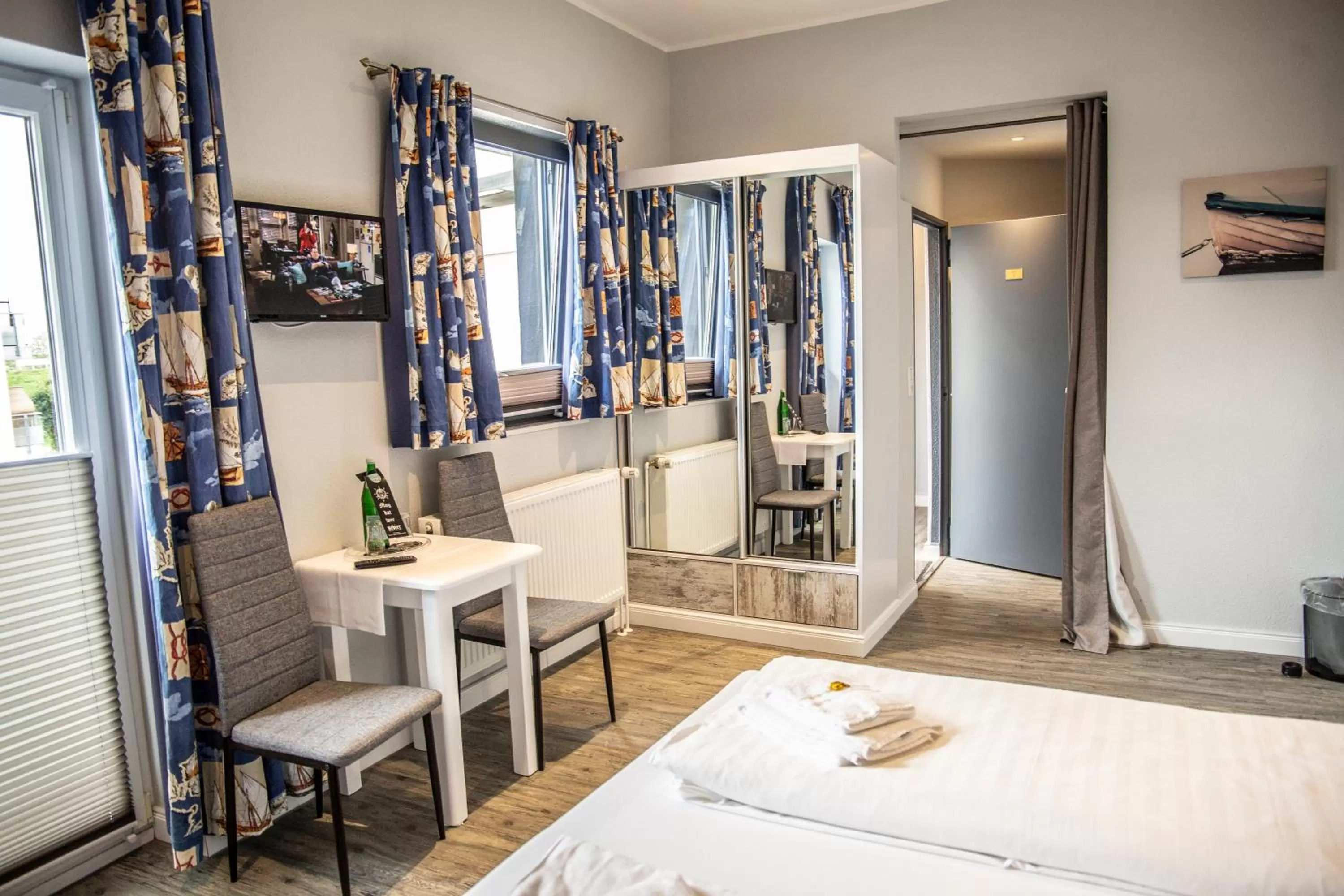 Seating area, Bed in Hotel Tum Stüürmann