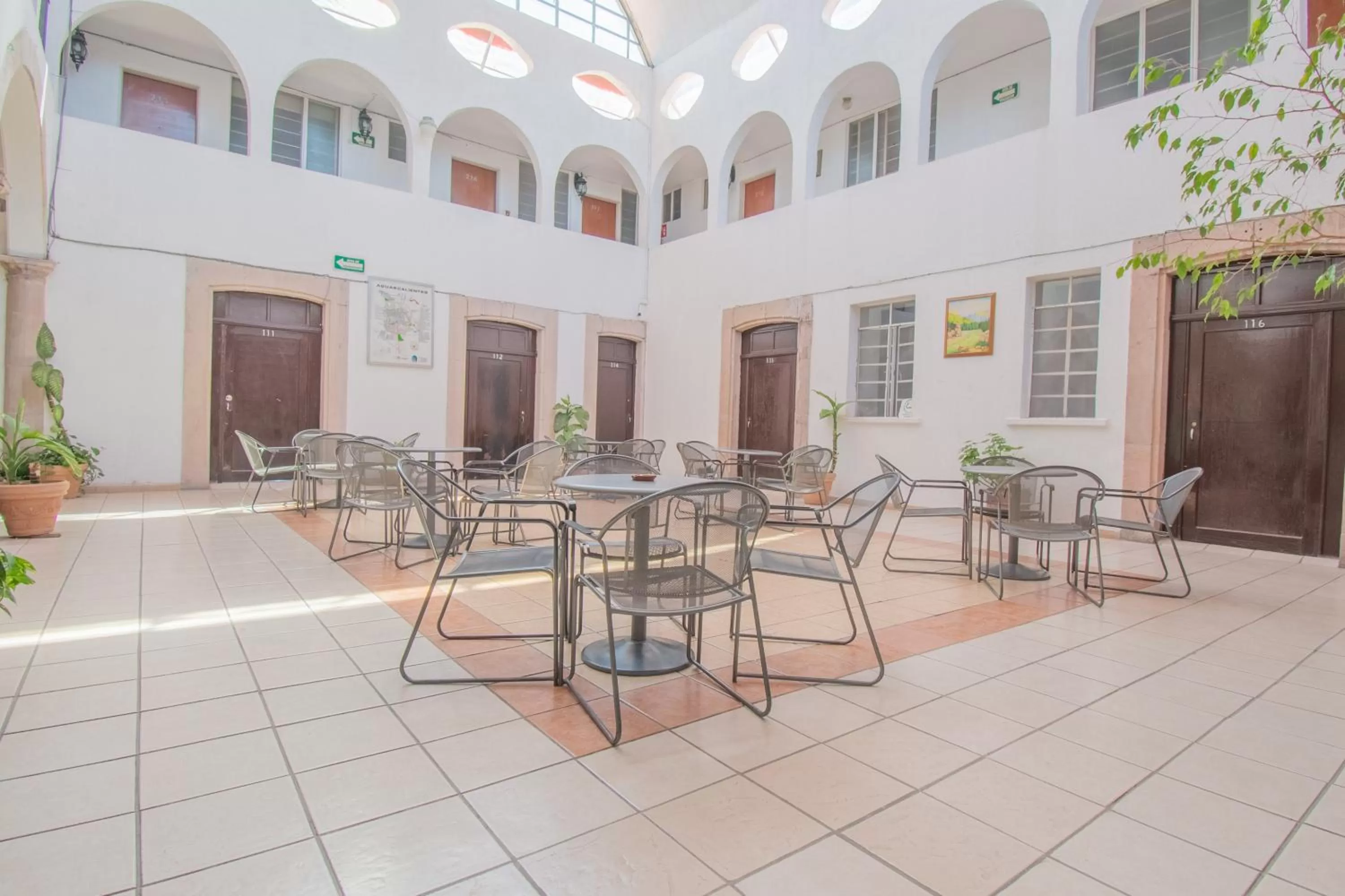 Patio, Restaurant/Places to Eat in Hotel Imperial