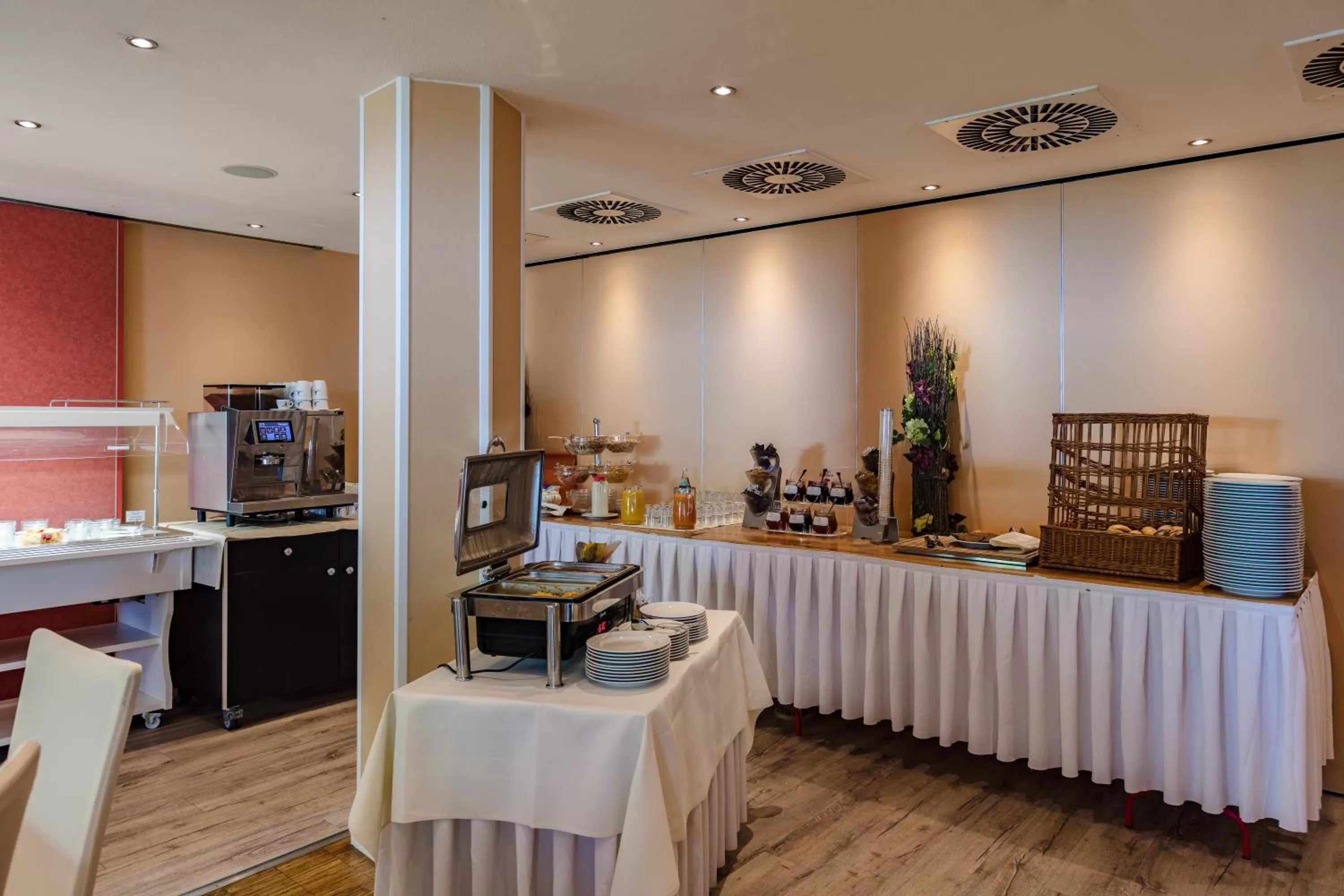 Food and drinks in Hotel Zum Zeppelin Hamburg