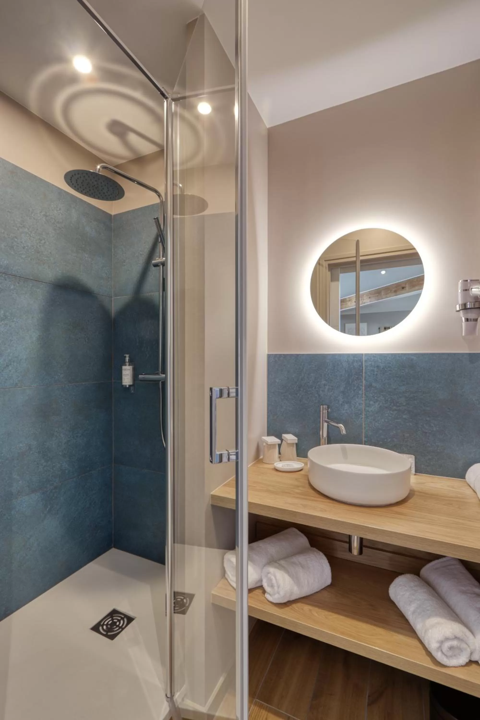 Bathroom in Hôtel Loysel le Gaucher