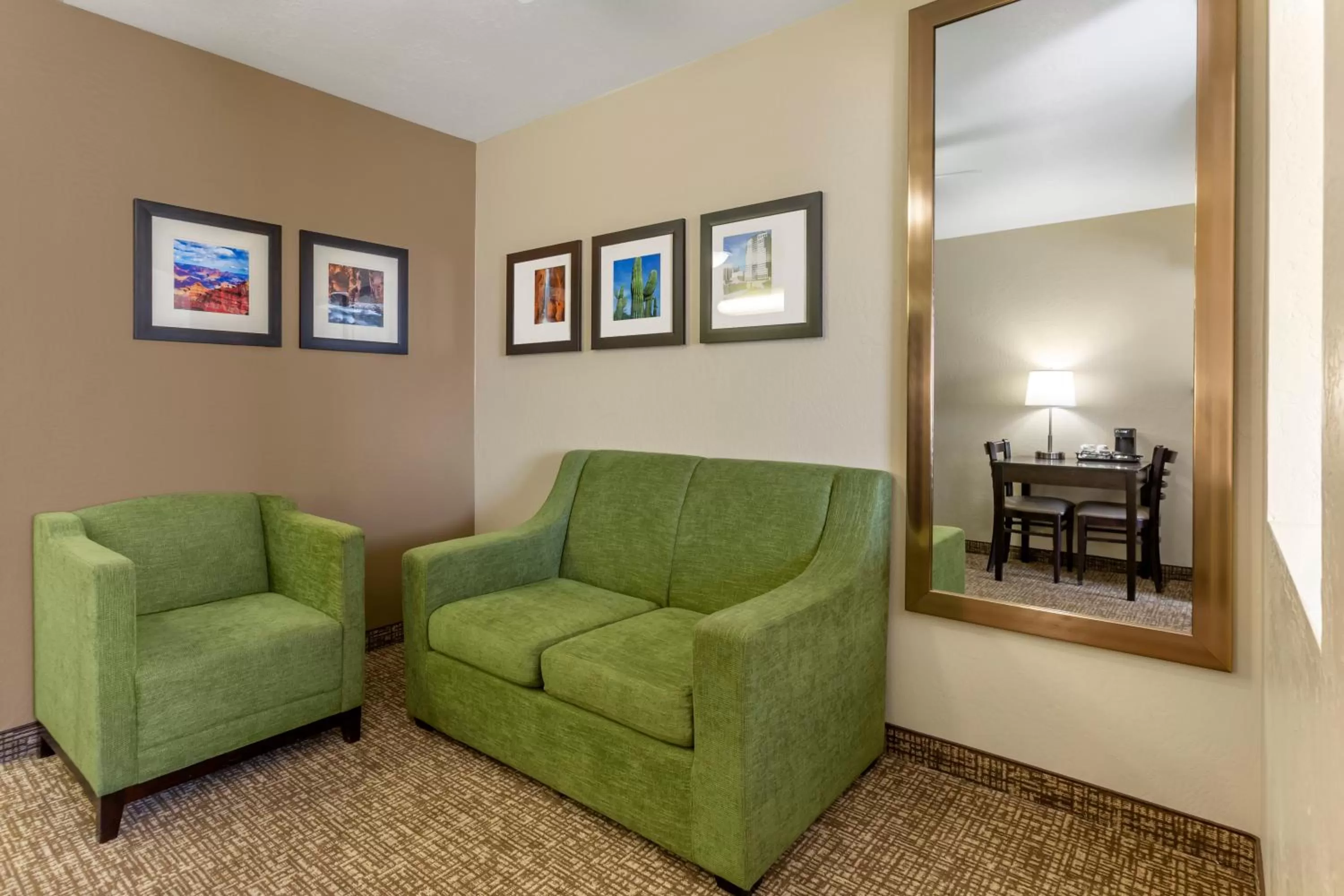 Seating area in Comfort Inn & Suites Surprise Near Sun City West