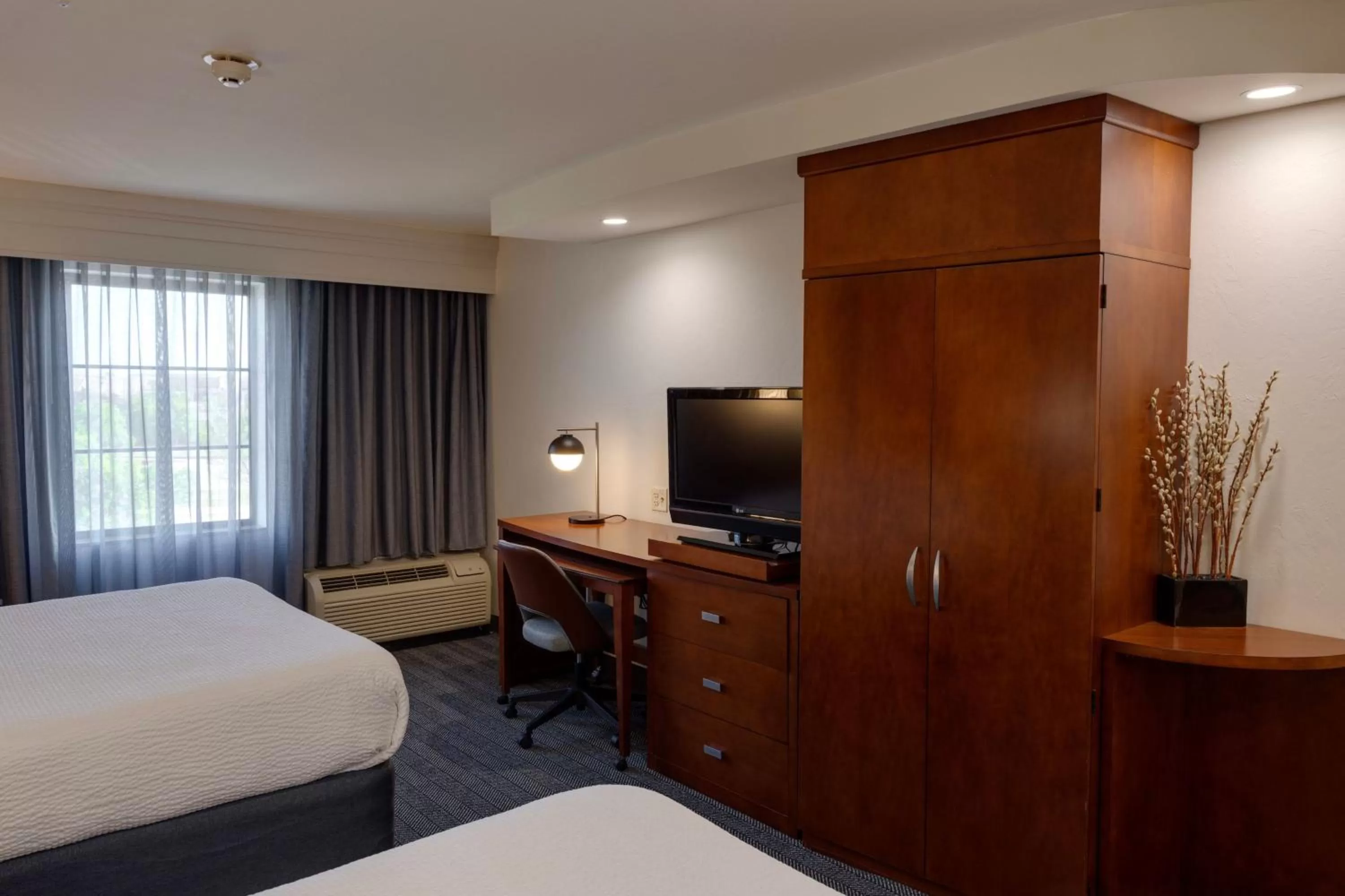 Photo of the whole room, Bed in Courtyard by Marriott Oklahoma City North/Quail Springs