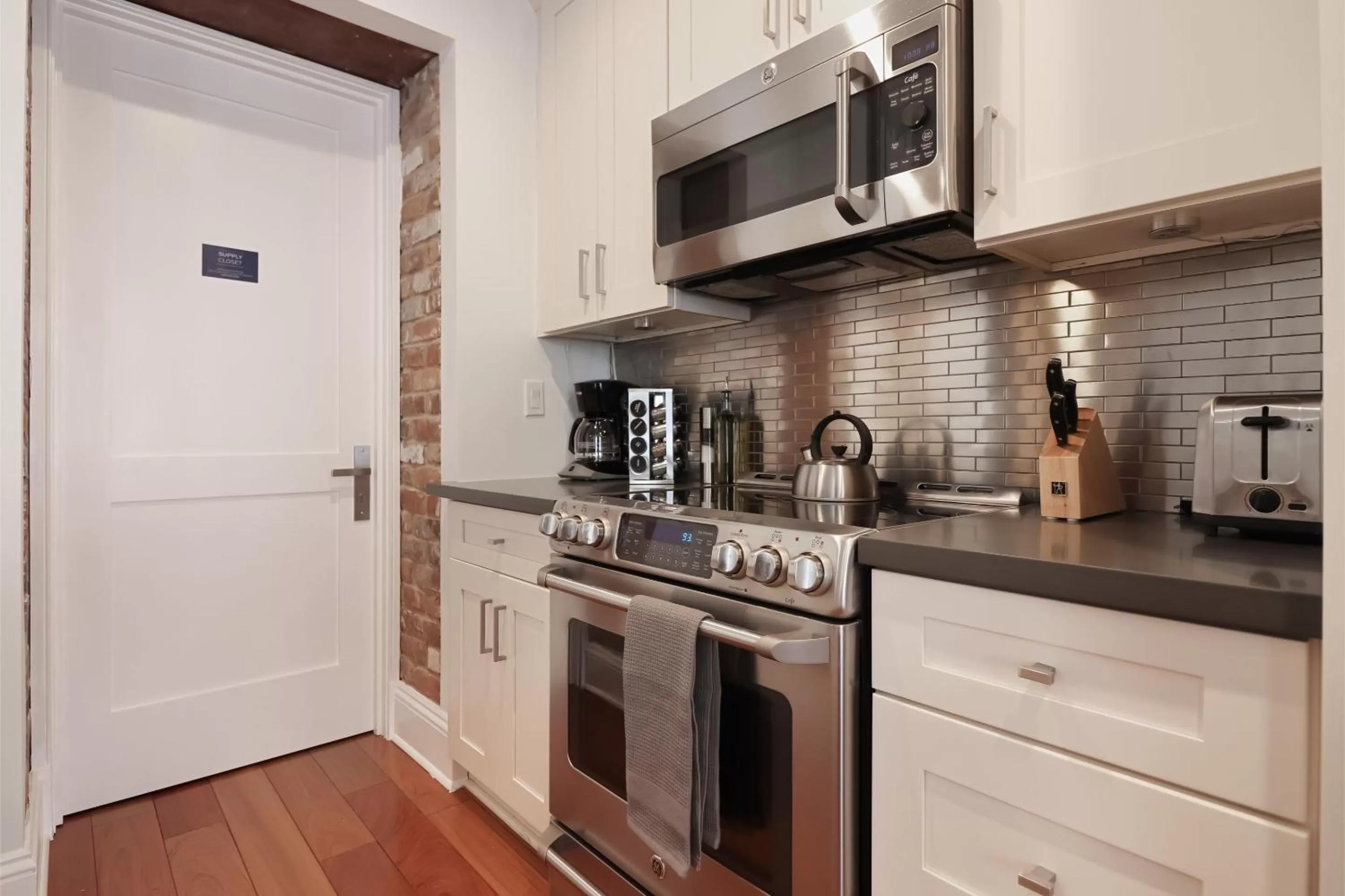 Coffee/tea facilities in Roami at Factors Row