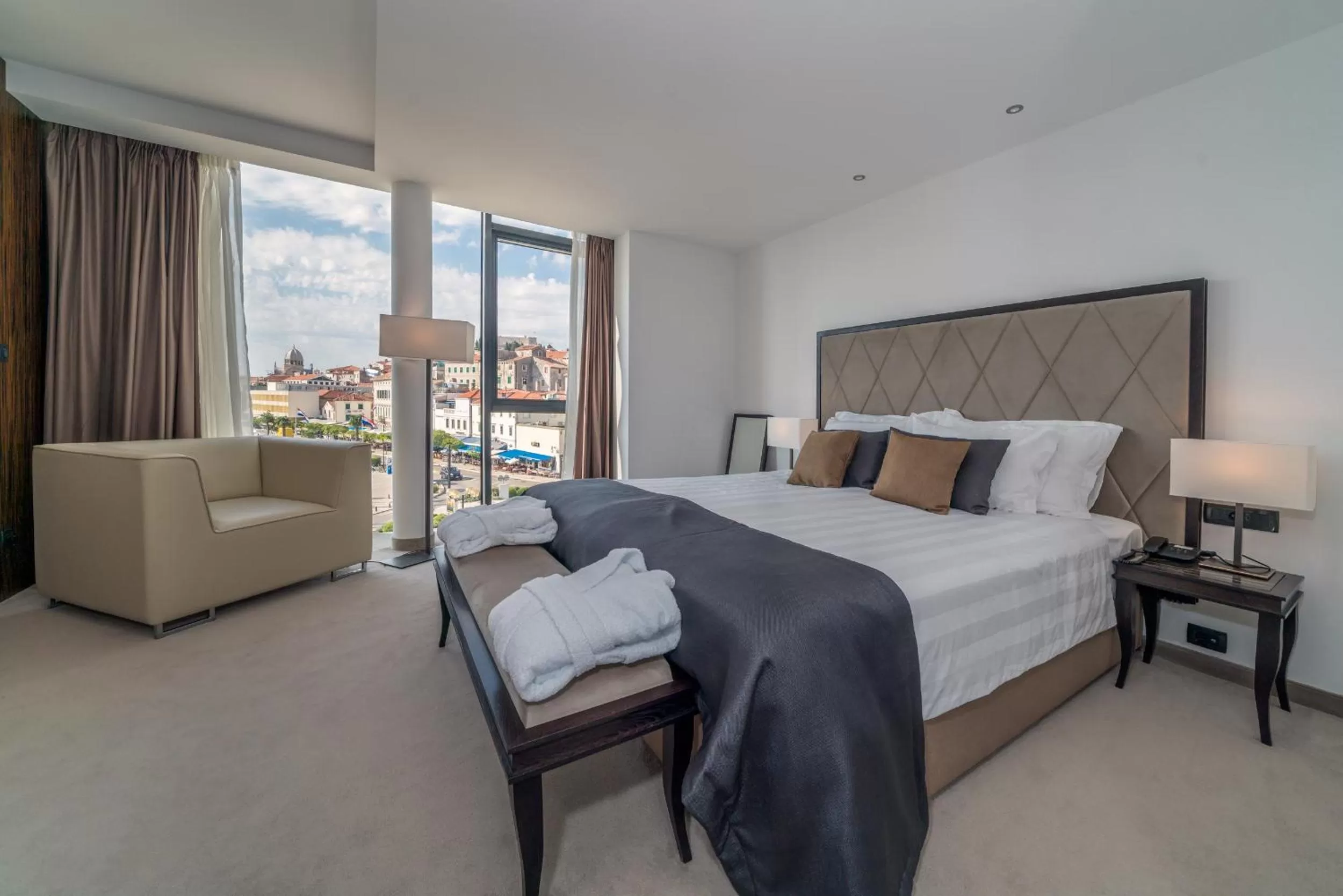 Bedroom, Bed in Bellevue Superior City Hotel