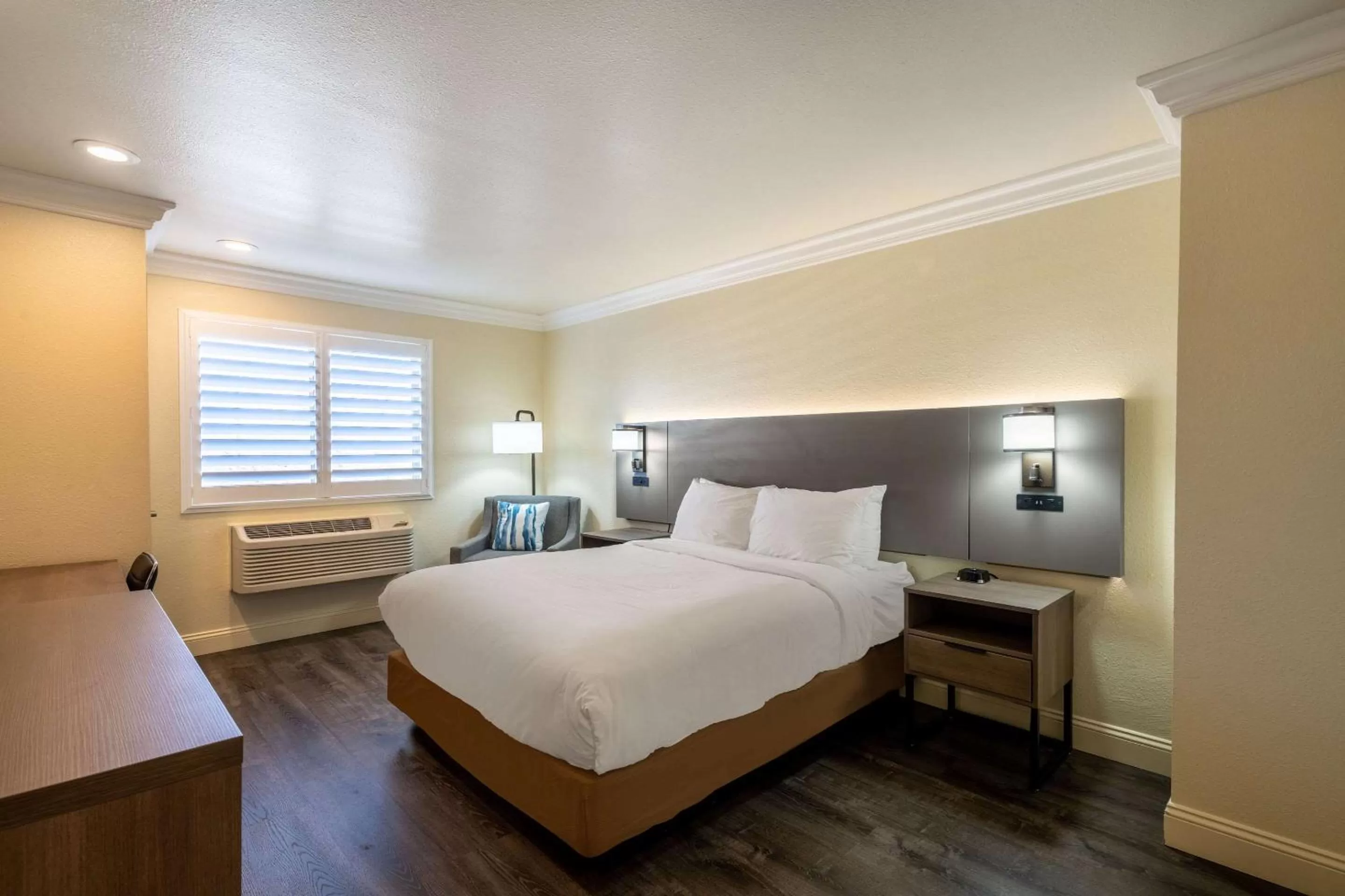 Bedroom, Bed in Comfort Inn Gilroy