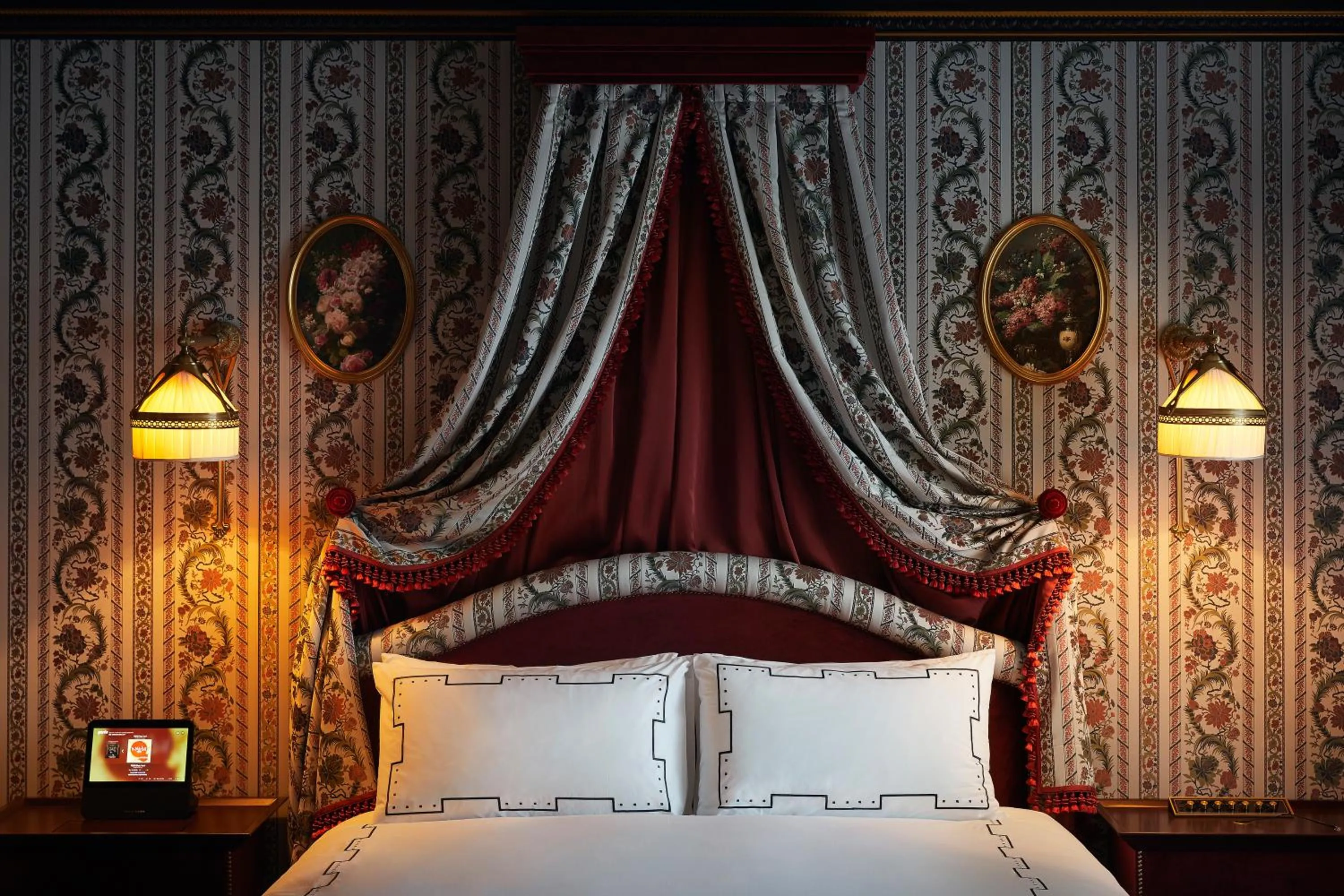 Bed in L'Escape Hotel