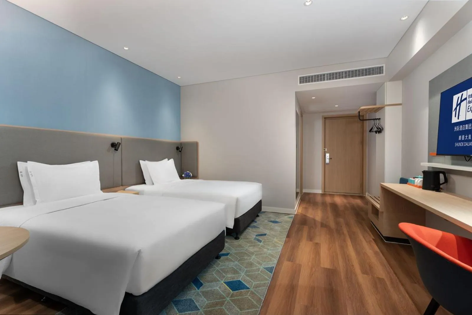 Photo of the whole room, Bed in Holiday Inn Express Shunde Daliang by IHG