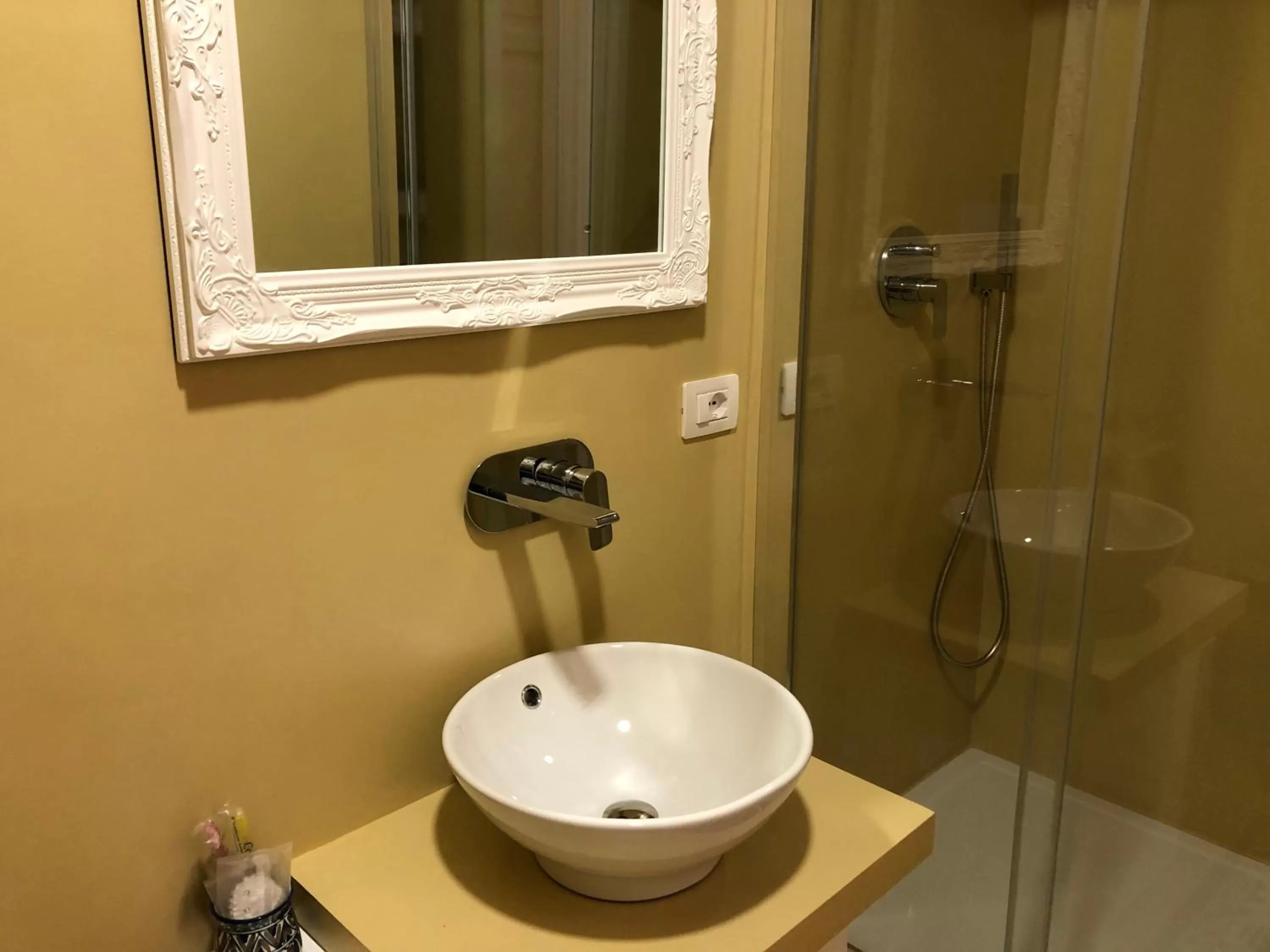 Shower in RarityArt GuestHouse