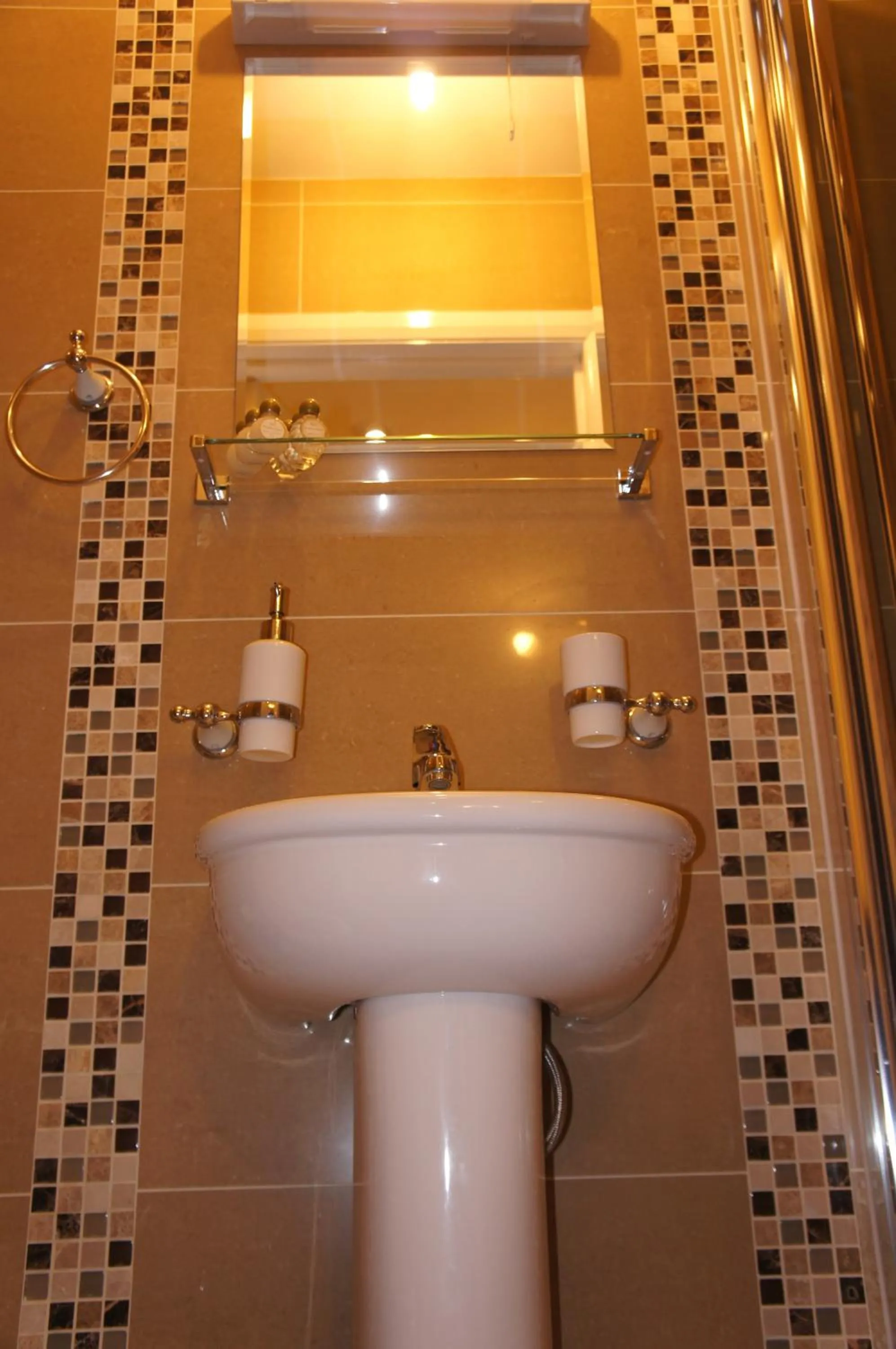 Bathroom in Sapphire Hotel London