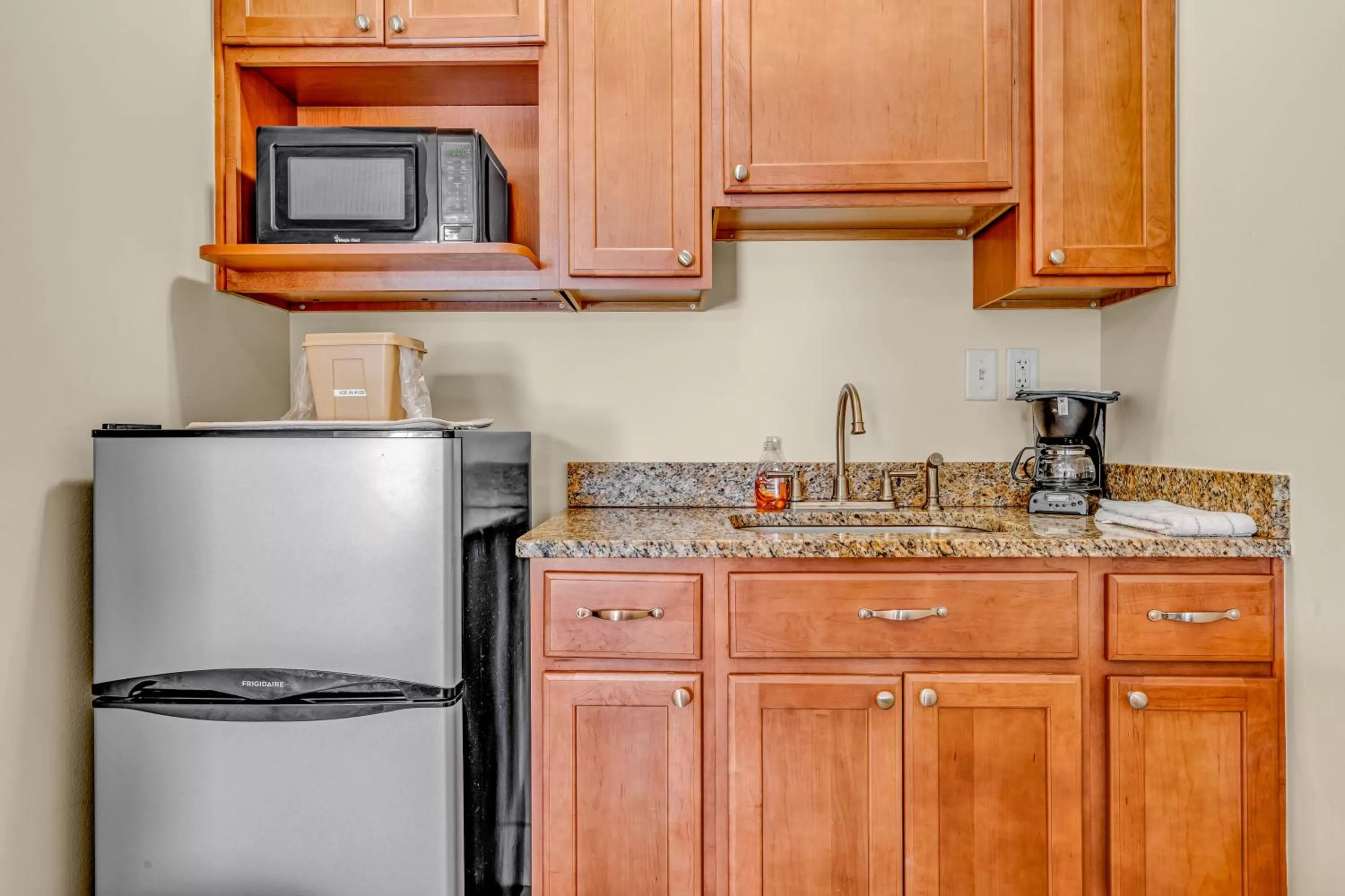 Kitchen or kitchenette in Bonefish Bay Motel