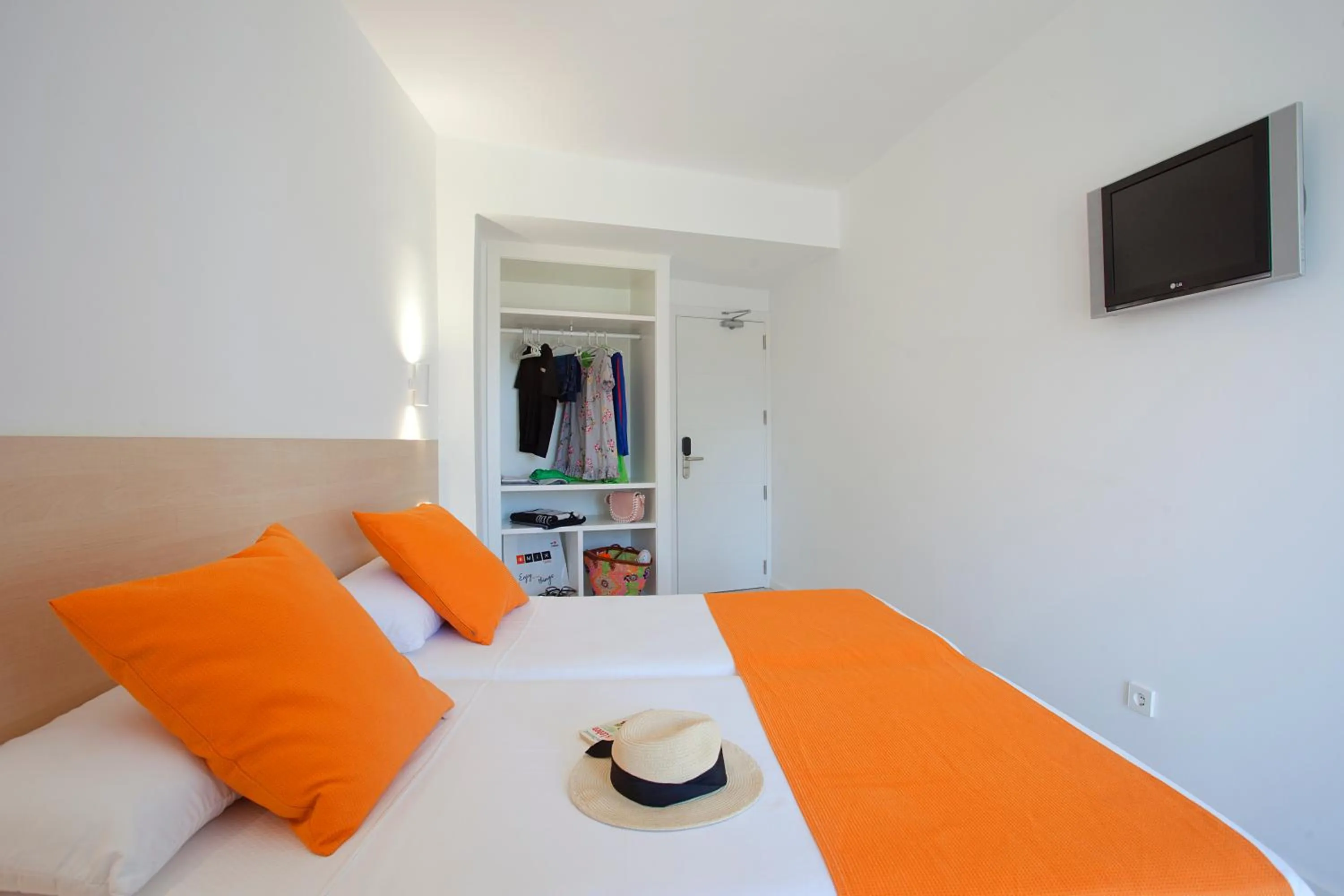 Photo of the whole room, Bed in Mix Peru Playa