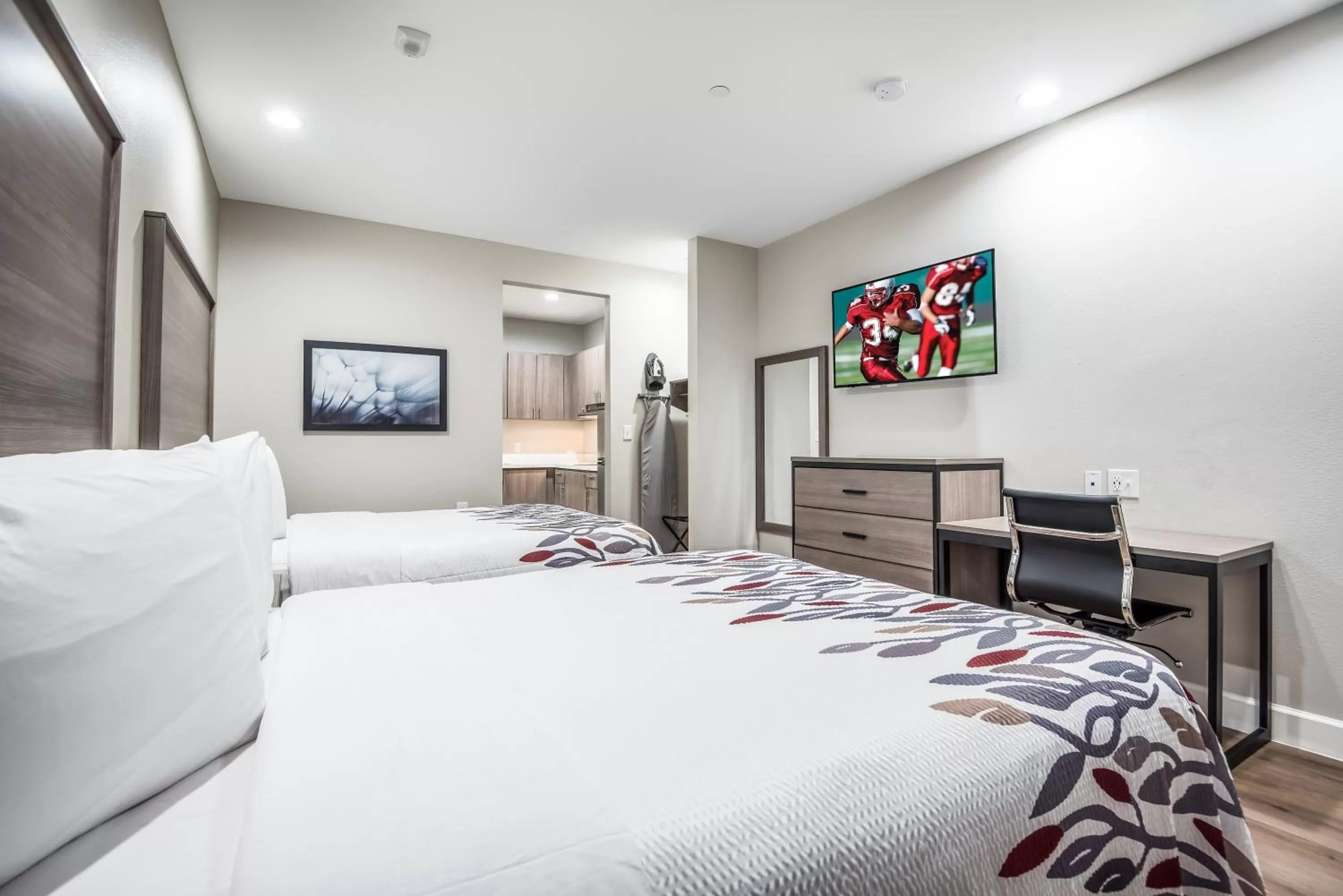 Photo of the whole room, Bed in Red Roof Inn Baytown