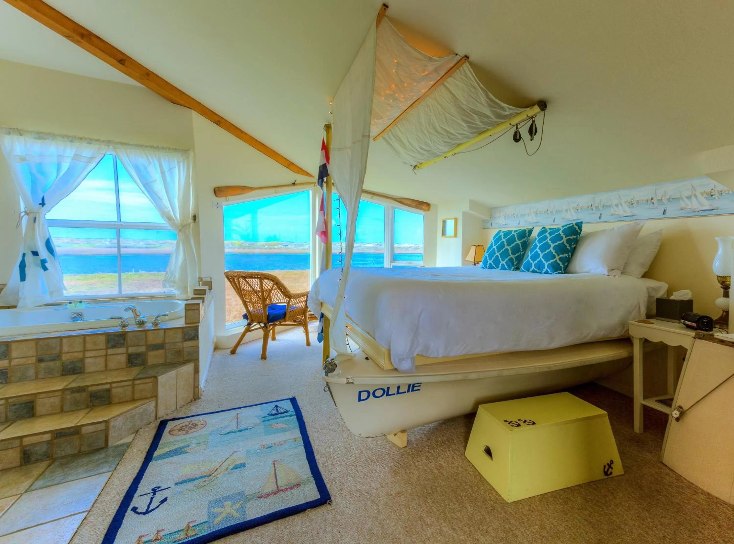 Seating area, Bed in Captain's Inn at Moss Landing