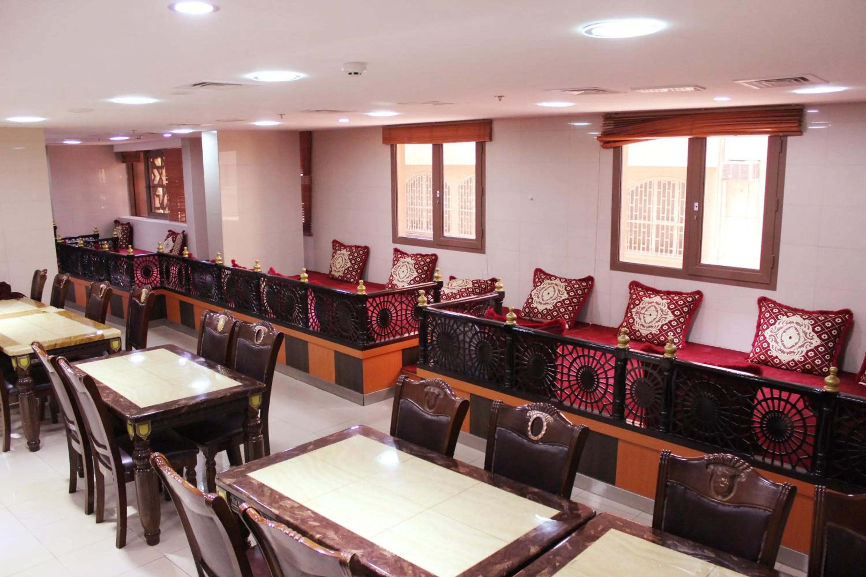 Restaurant/places to eat in Montreal Naif Hotel