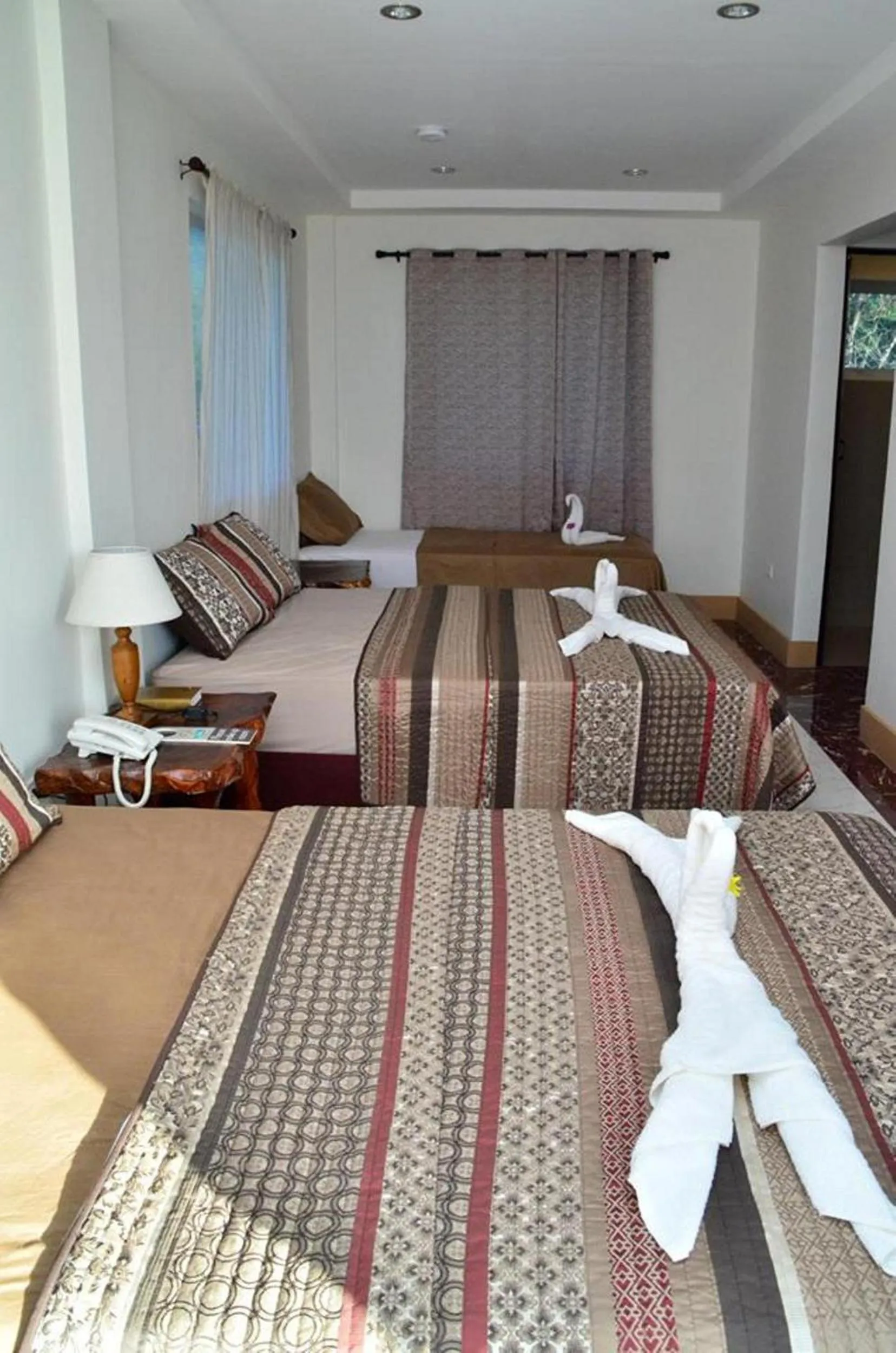 Bed in Villa de Sierra Vista Bay and Mountain View Inn