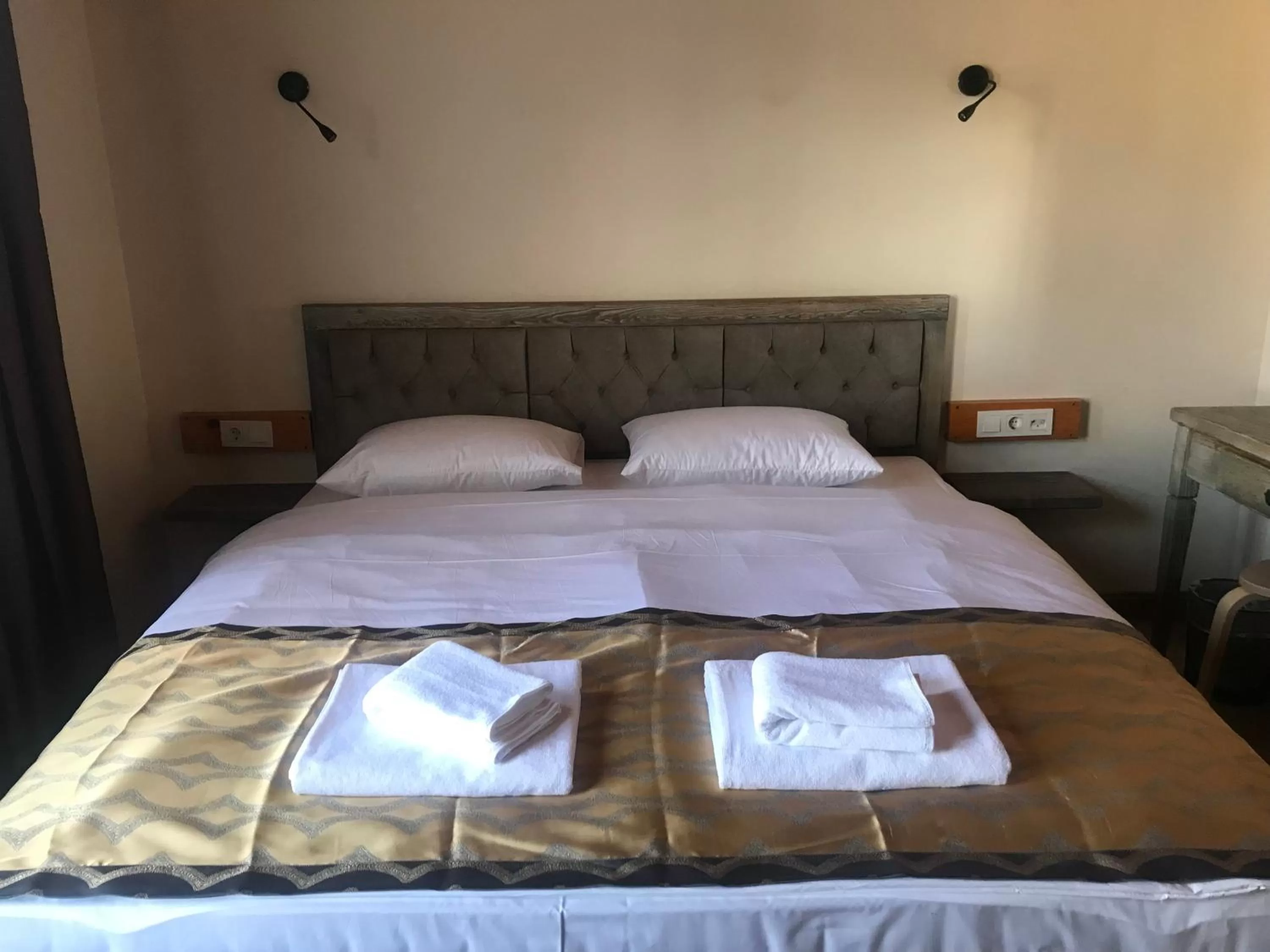 Massage, Bed in Green Mansion