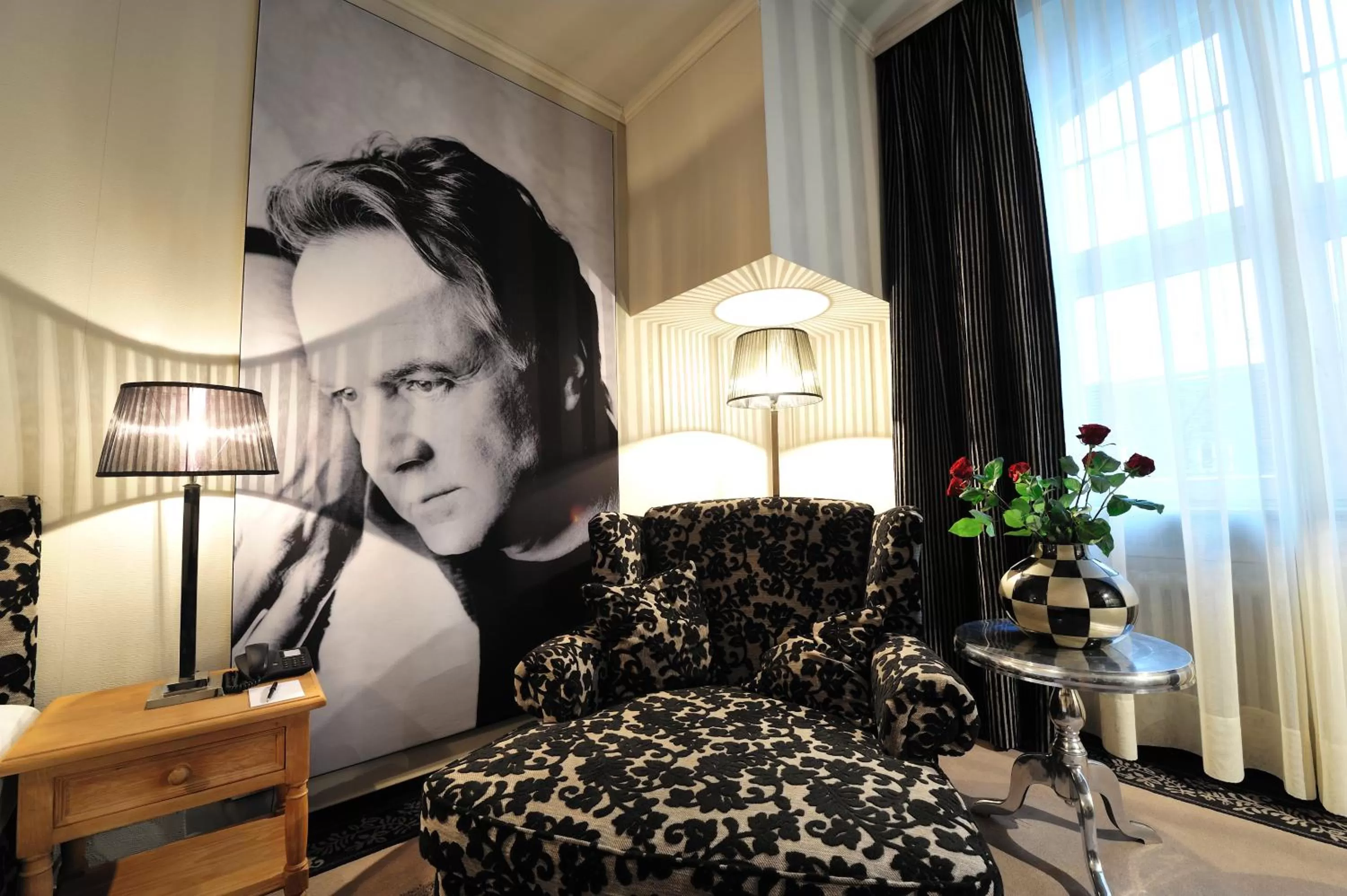 Seating area, Bed in Stage47