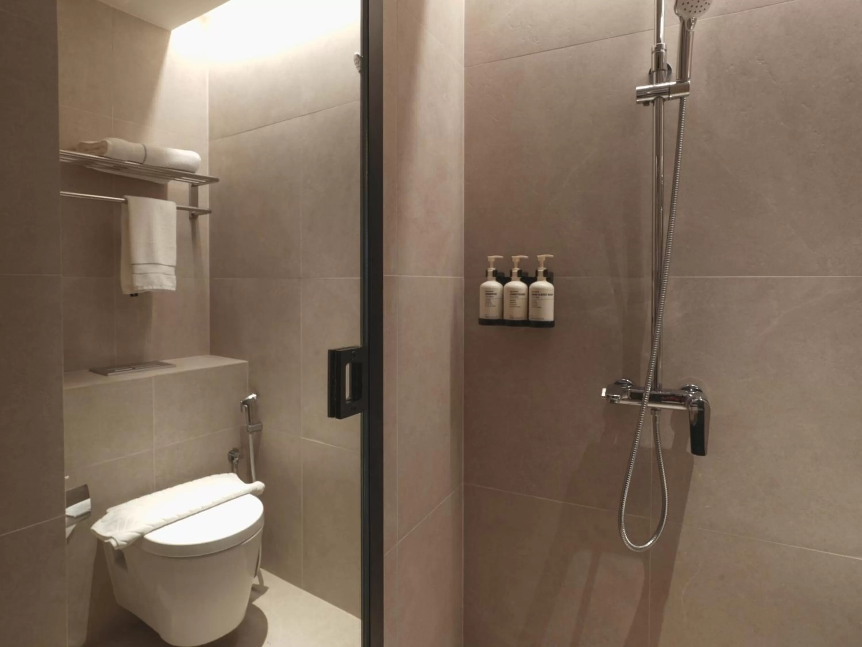 Shower in Hotel 1900 Chinatown