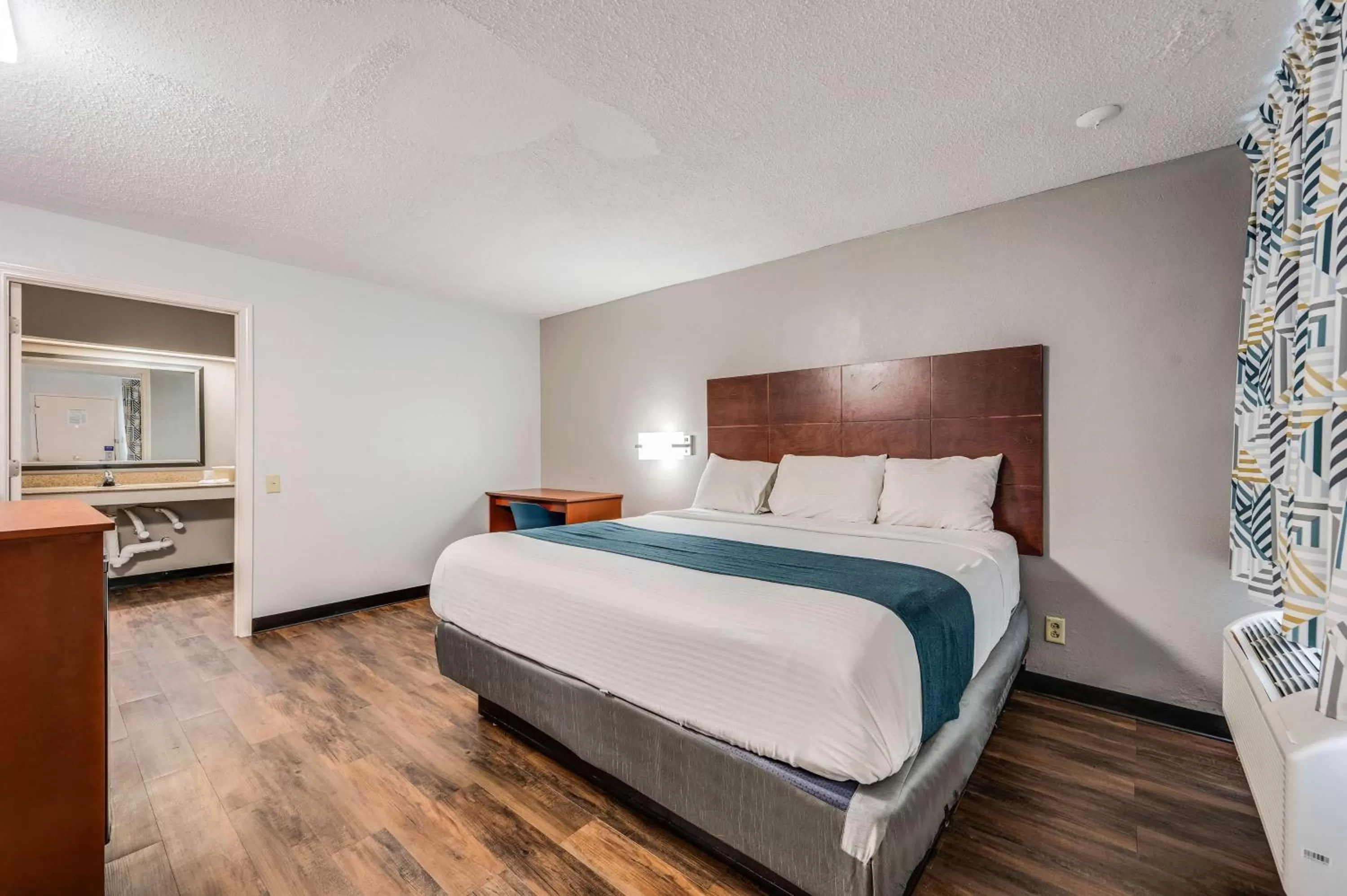 Photo of the whole room, Bed in Motel 6-Tupelo, MS - Downtown