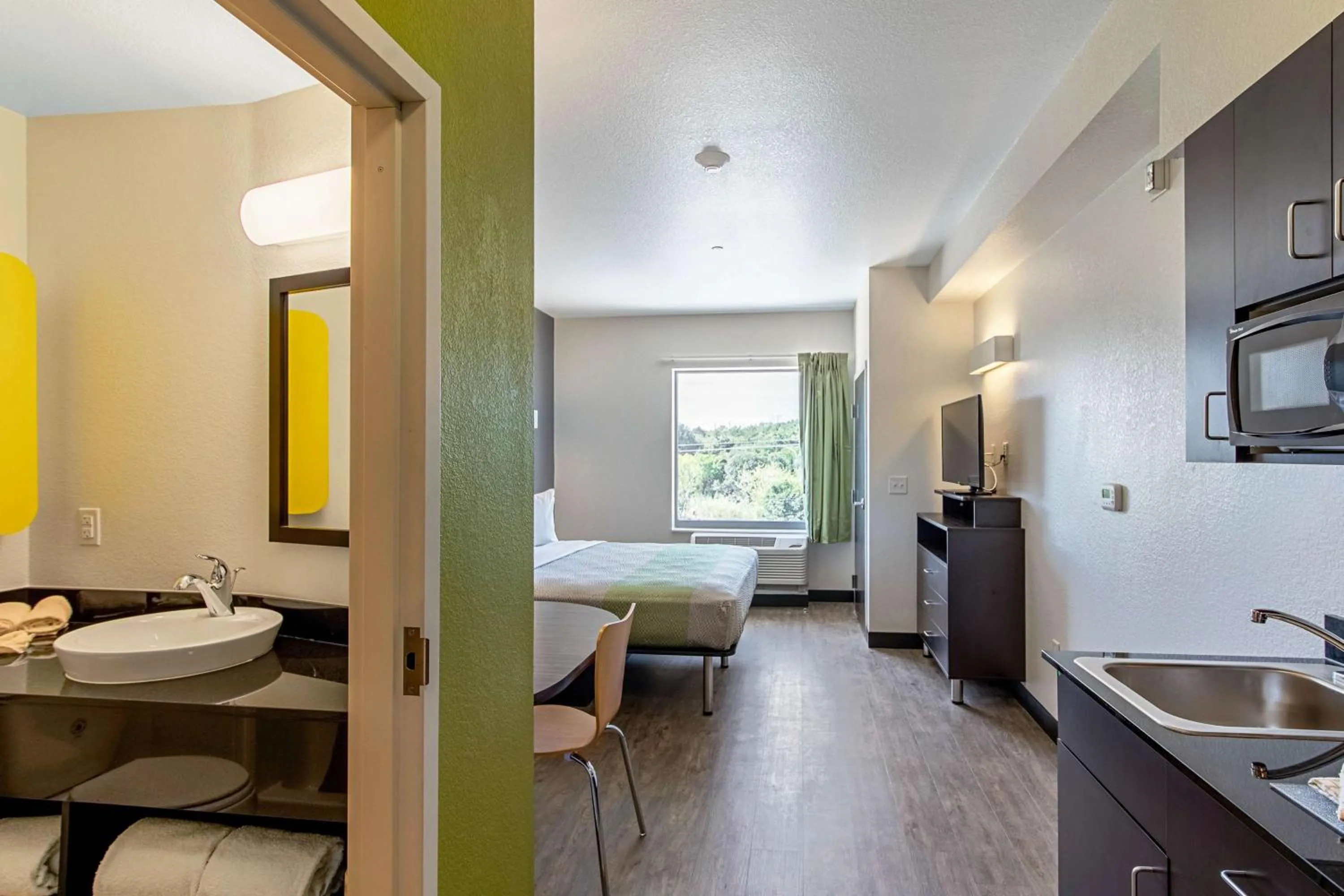 King Room - single occupancy - Disability Access - Non-Smoking in Studio 6 Austin Airport