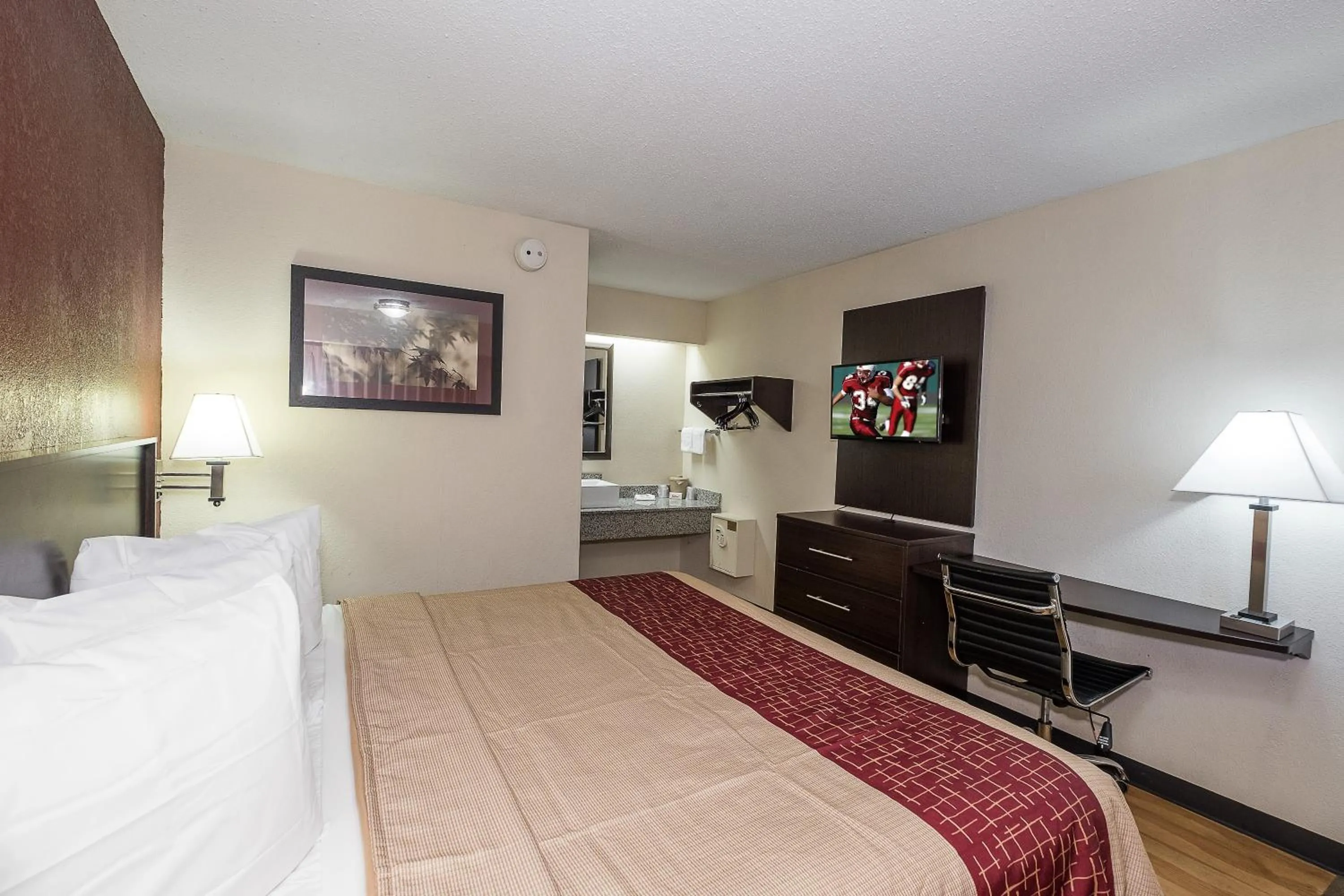 Photo of the whole room, Bed in Red Roof Inn Columbus East- Reynoldsburg