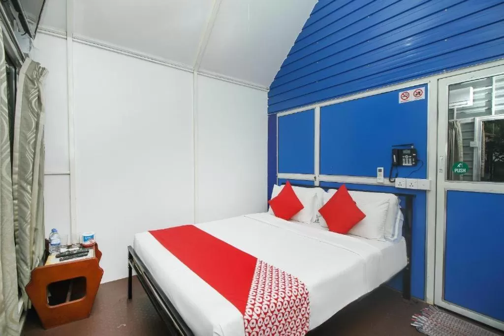 Bed in Airport A4 Transit Hub - Eco Chalets - FREE SHUTTLE SERVICE 24HRS