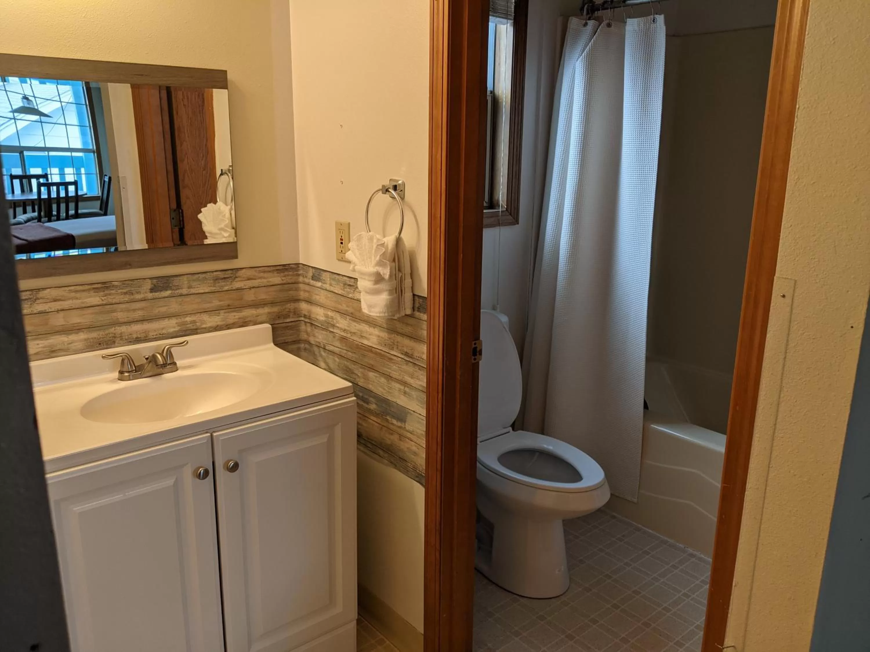 Bathroom in Hillcrest Inn
