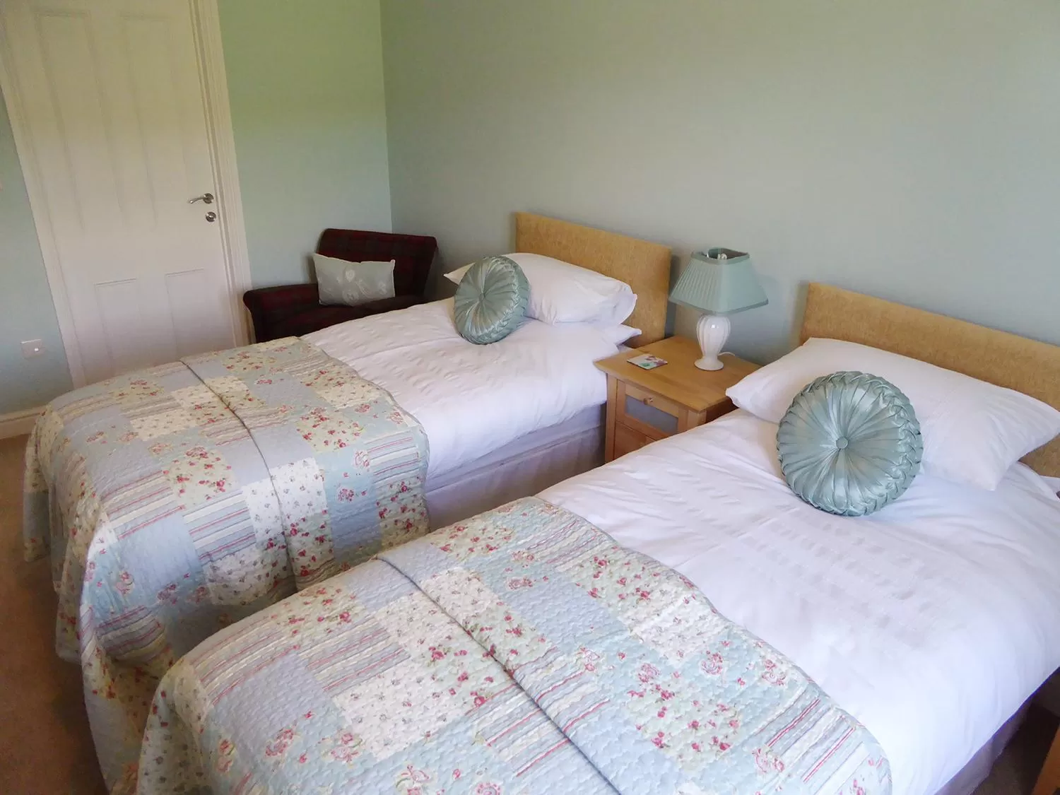 Photo of the whole room, Bed in Pump Cottage