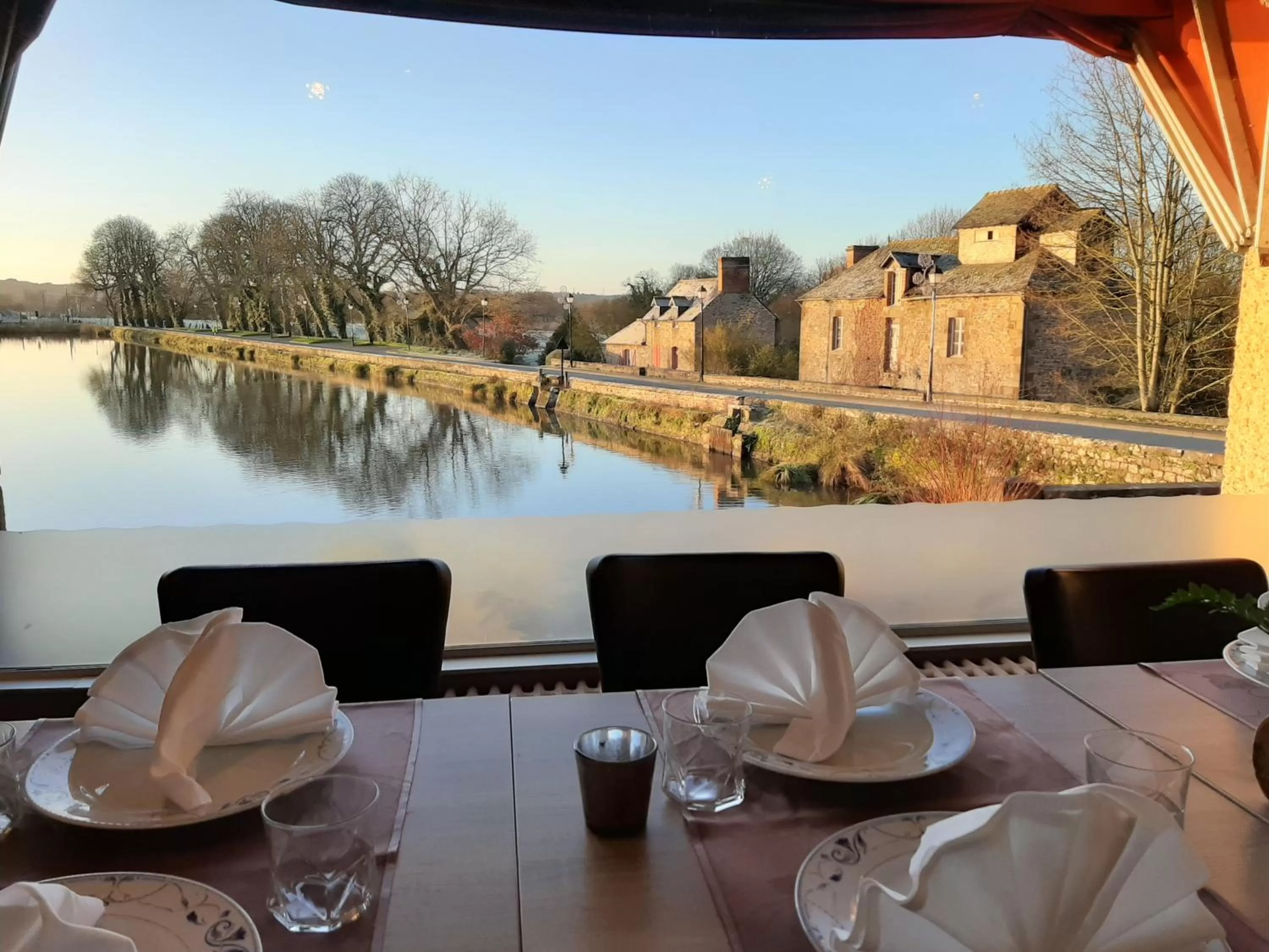 Restaurant/places to eat in Hôtel Restaurant du Lac