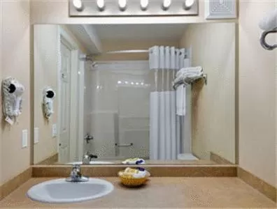 Queen Room - Non-Smoking in Days Inn & Suites by Wyndham Cochrane