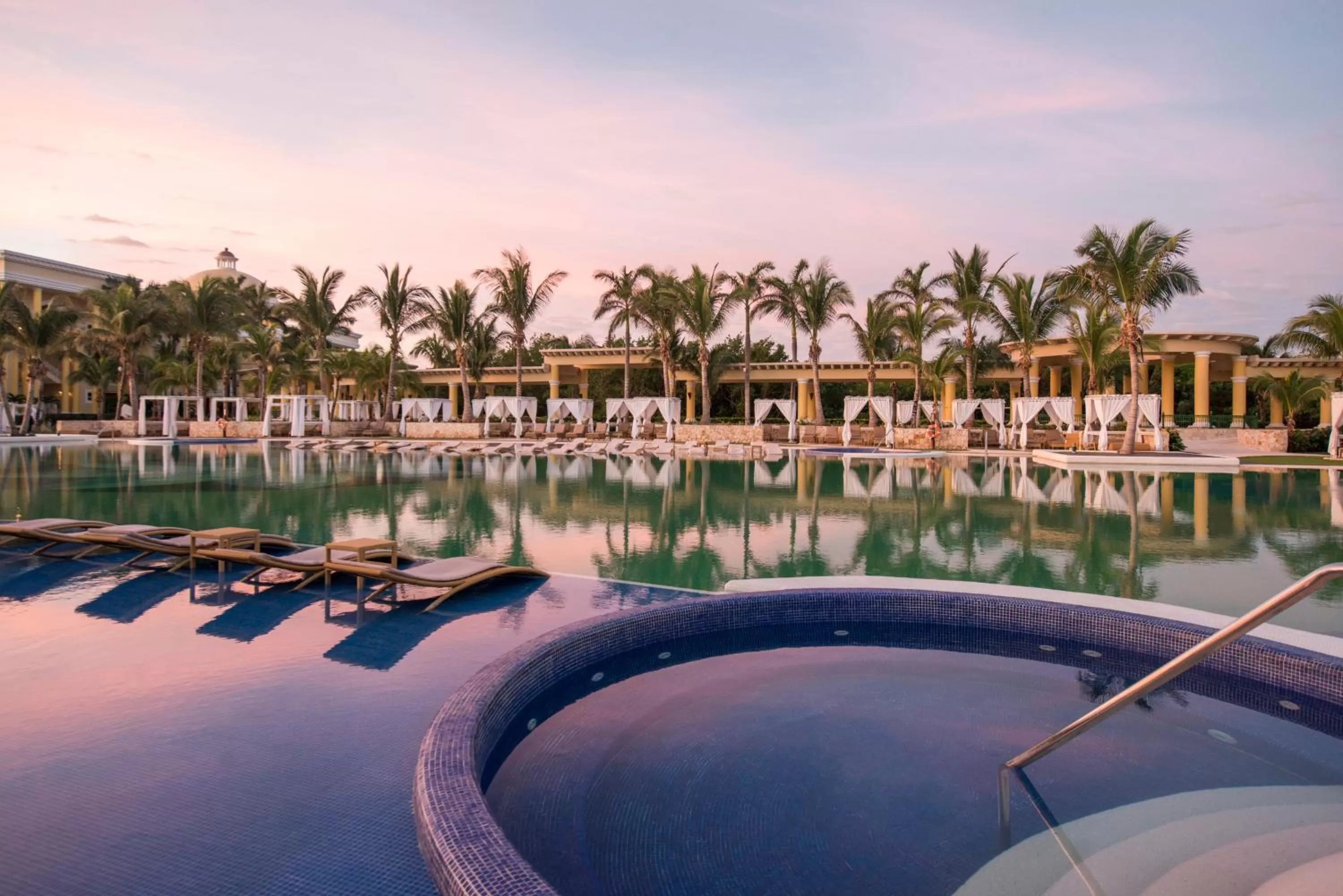 Swimming pool in JOIA Paraiso by Iberostar - Adults Only All Inclusive Resort