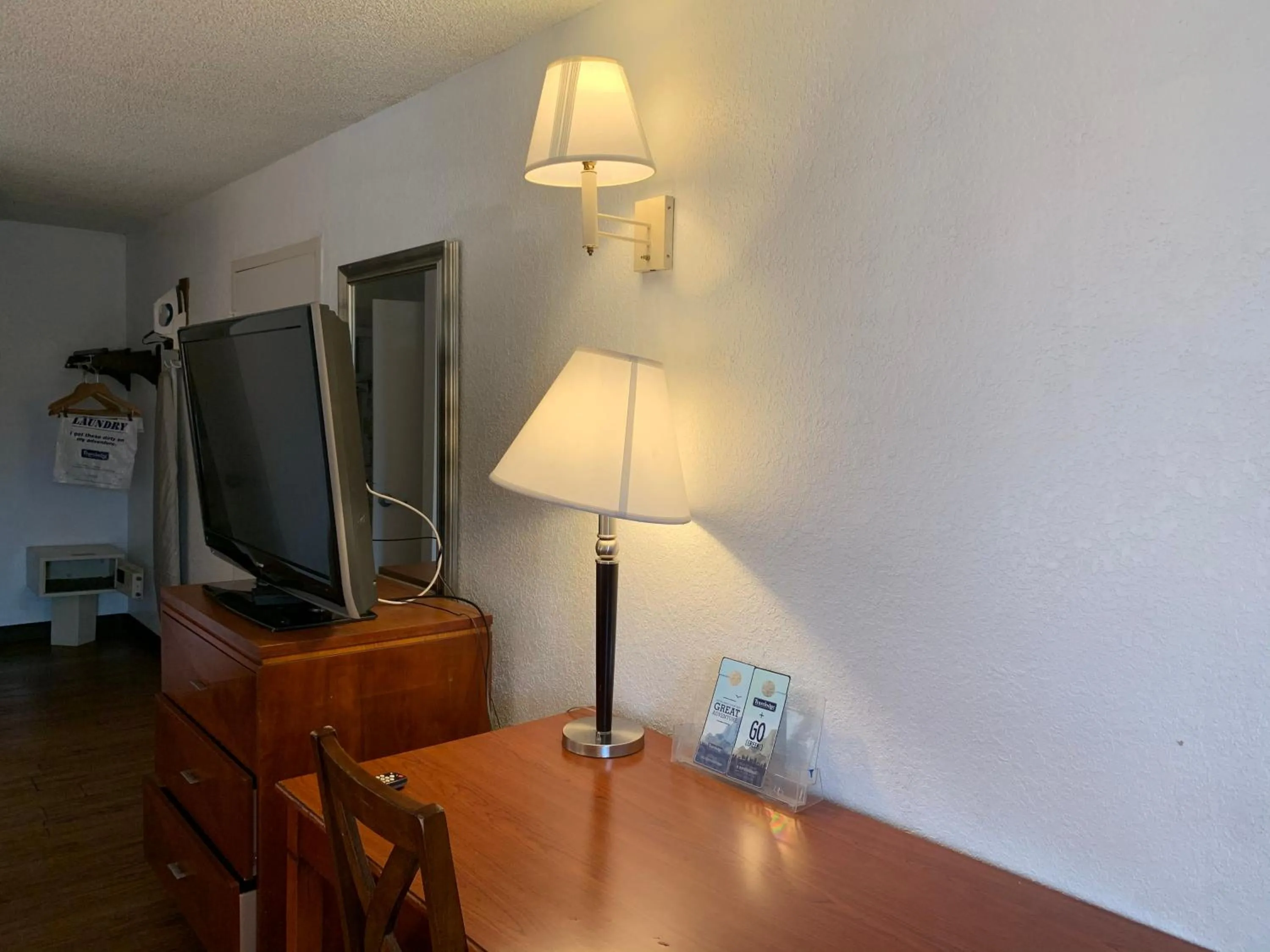 TV and multimedia in Travelodge Suites by Wyndham MacClenny I-10