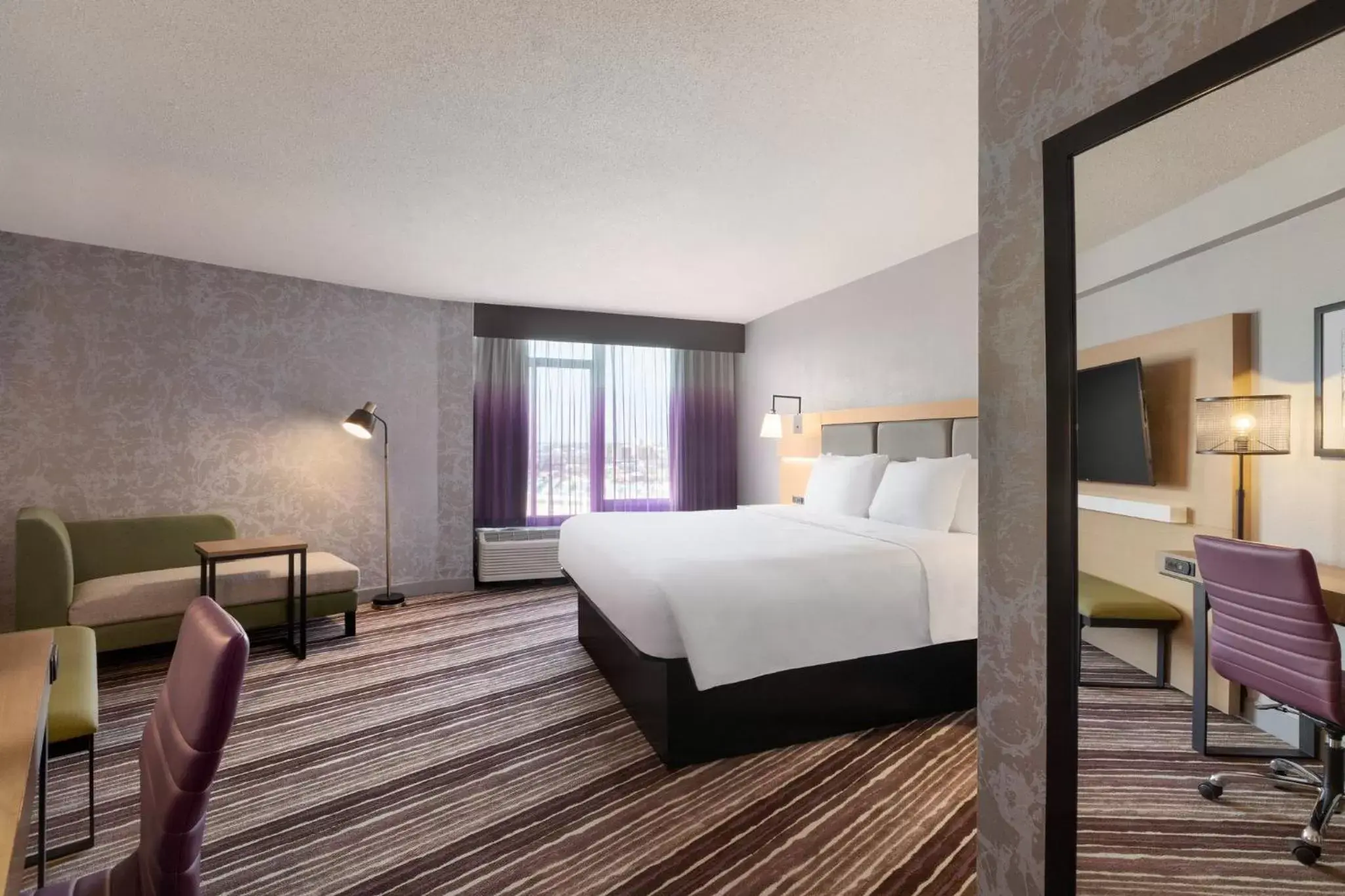 Standard King Room with Mobility Accessible Roll-In Shower and View in Holiday Inn Philadelphia Arpt-Stadium Area by IHG Standard King Room with Mobility Accessible Roll-In Shower and View in Holiday Inn Philadelphia Arpt-Stadium Area by IHG