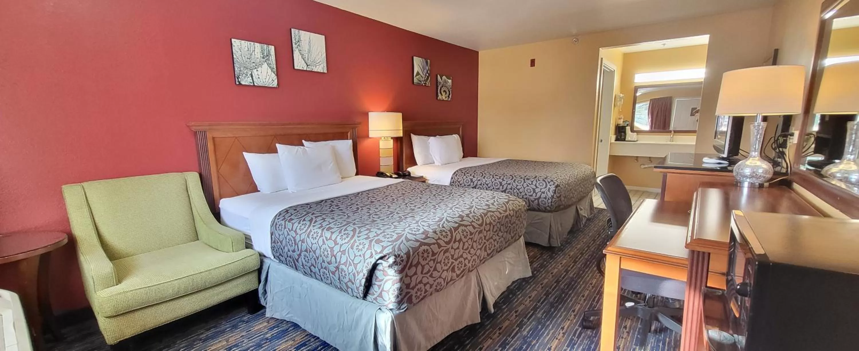 Photo of the whole room, Bed in Olympic Inn & Suites Port Angeles